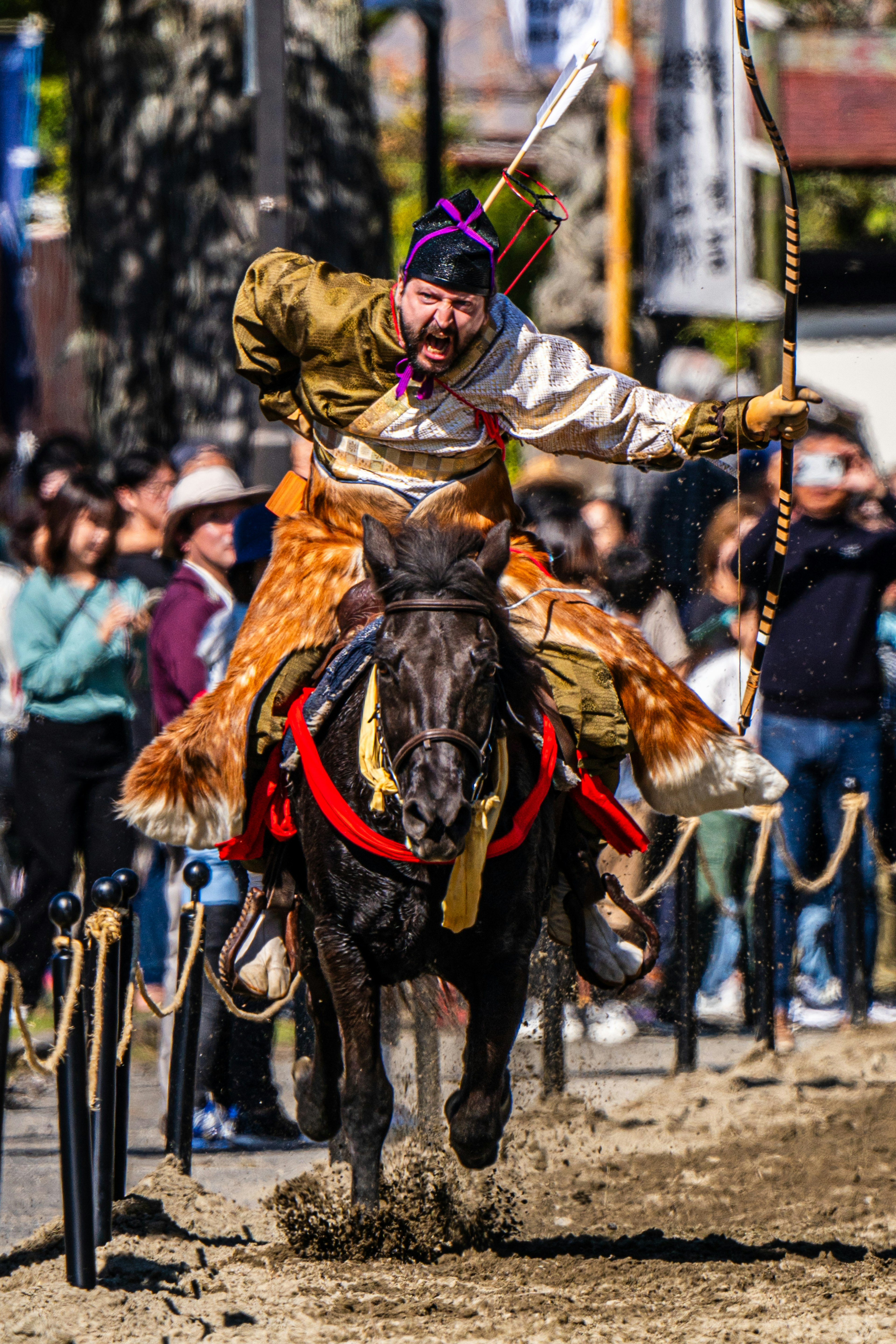 Un guerrier en tenue traditionnelle se produisant sur un cheval