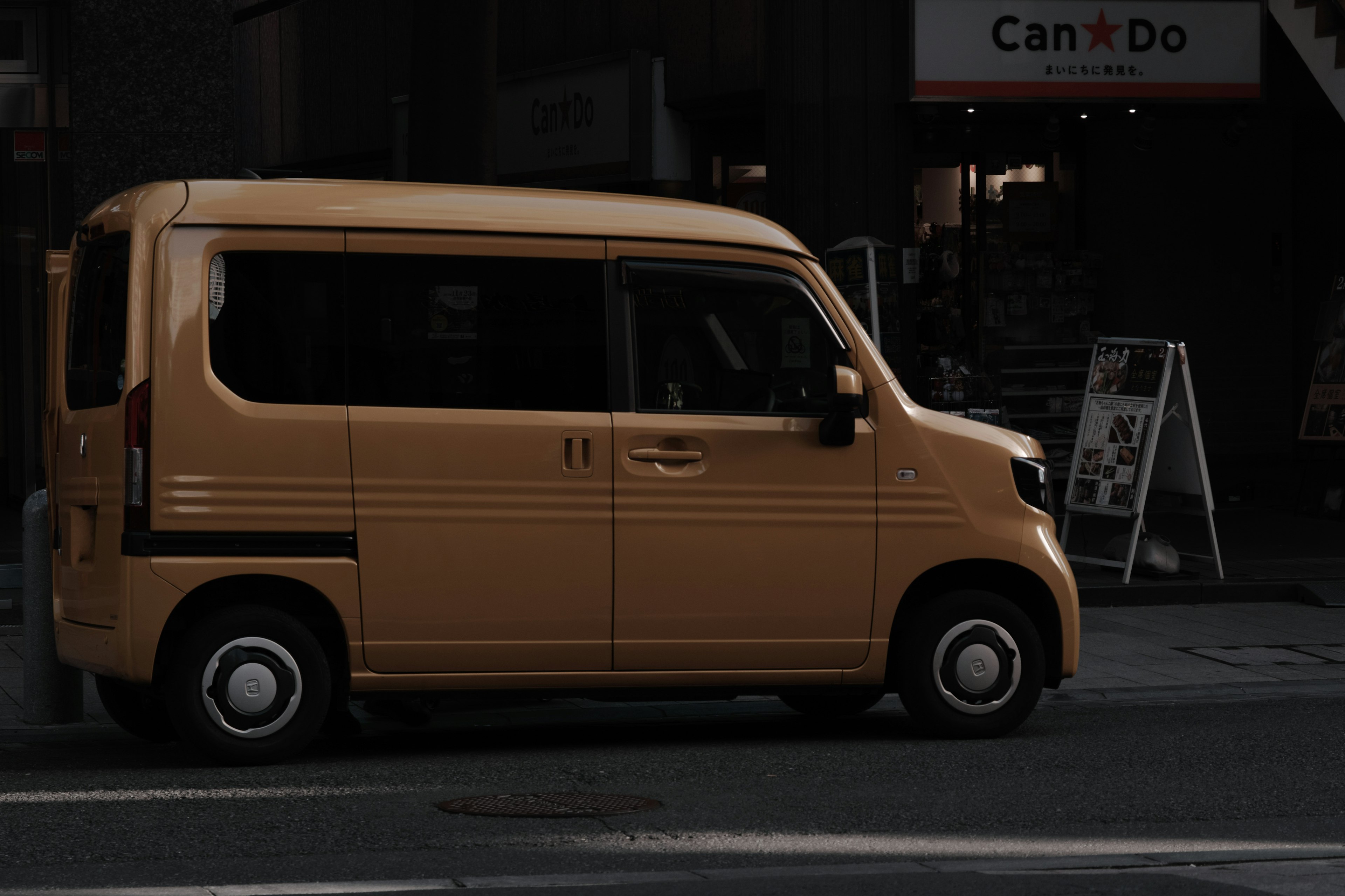 Un'auto compatta gialla parcheggiata in una strada di città