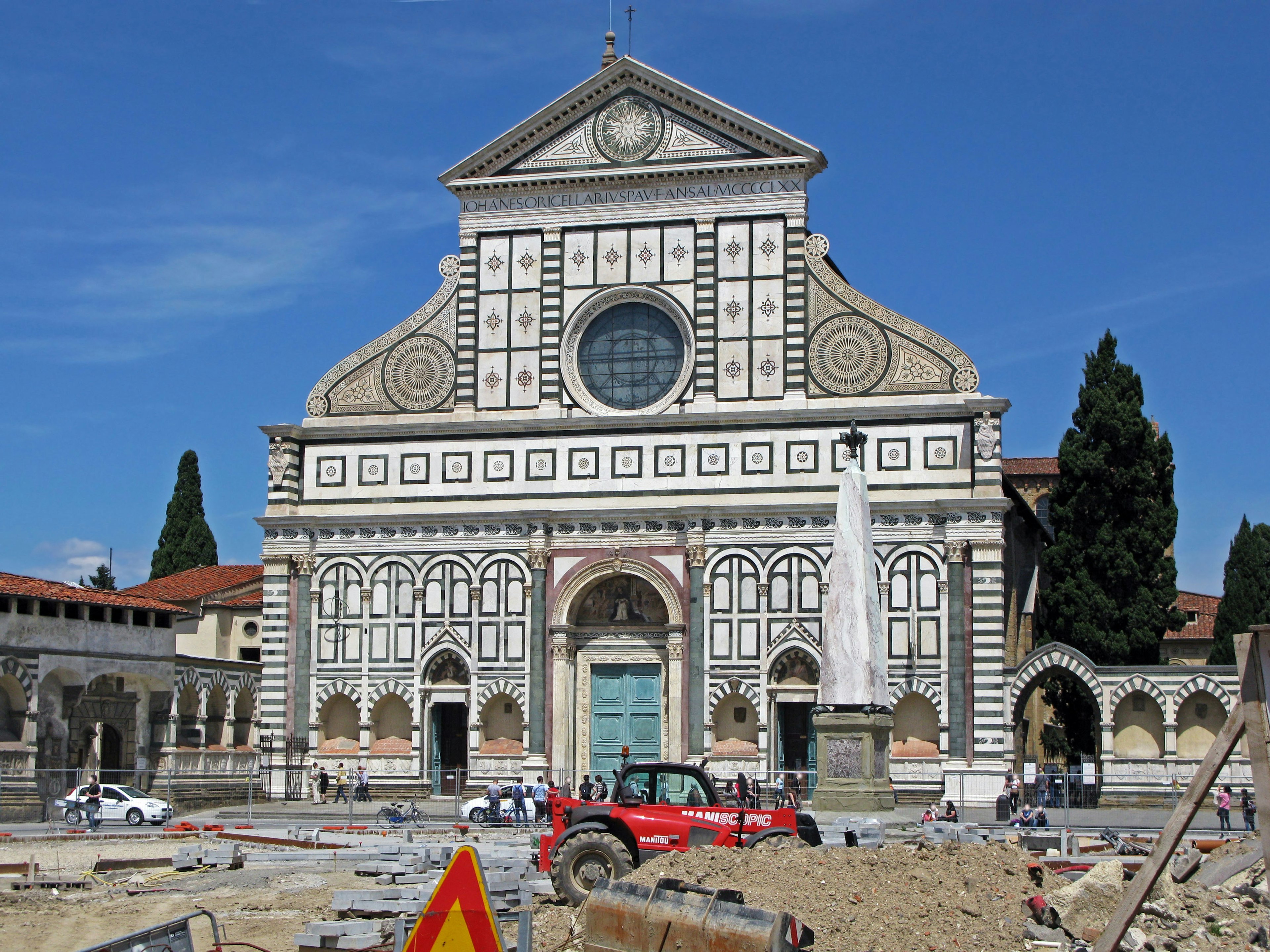 Mặt tiền của nhà thờ Santa Maria Novella ở Florence với công trường xây dựng ở phía trước