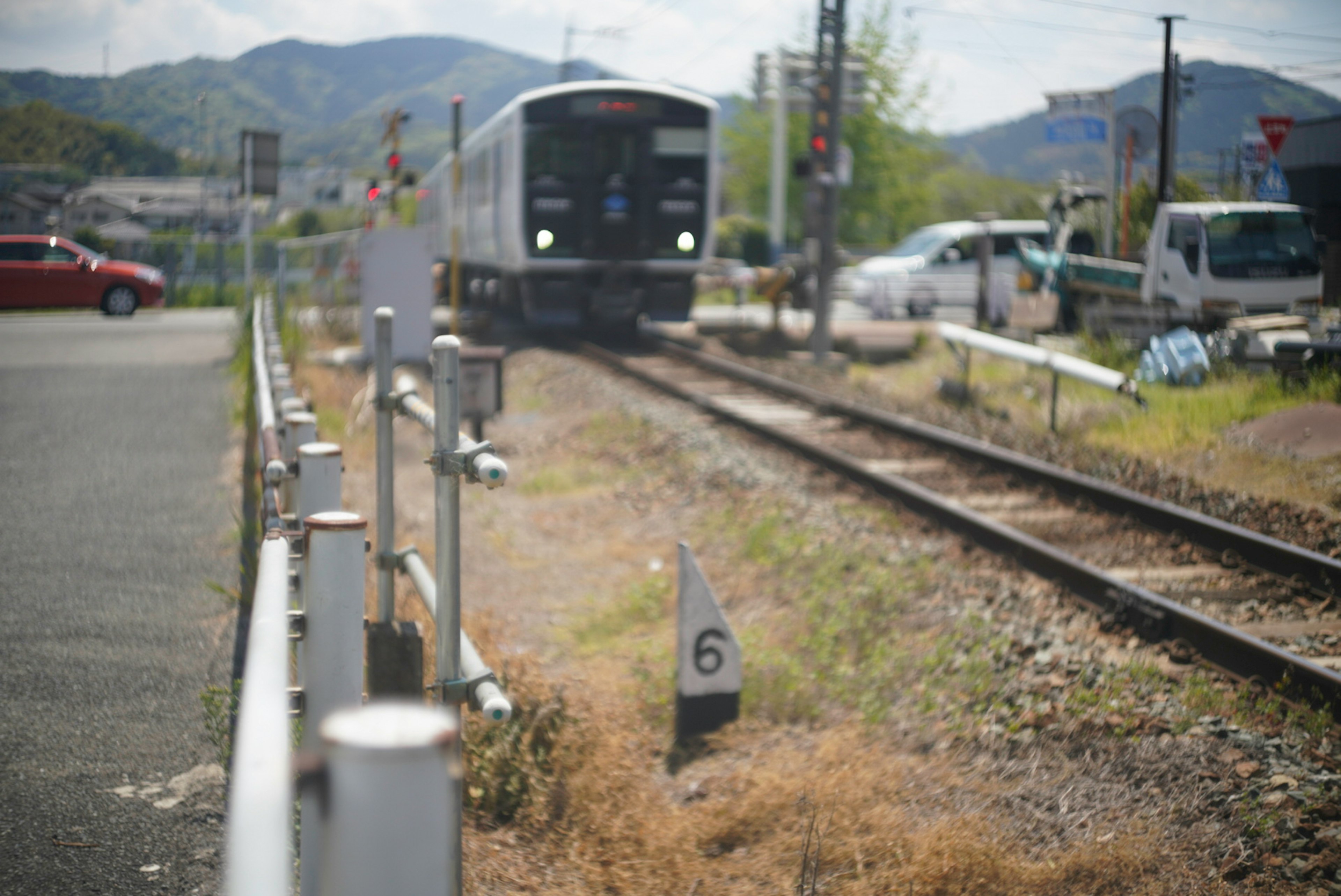 列車が近づく鉄道の風景と標識