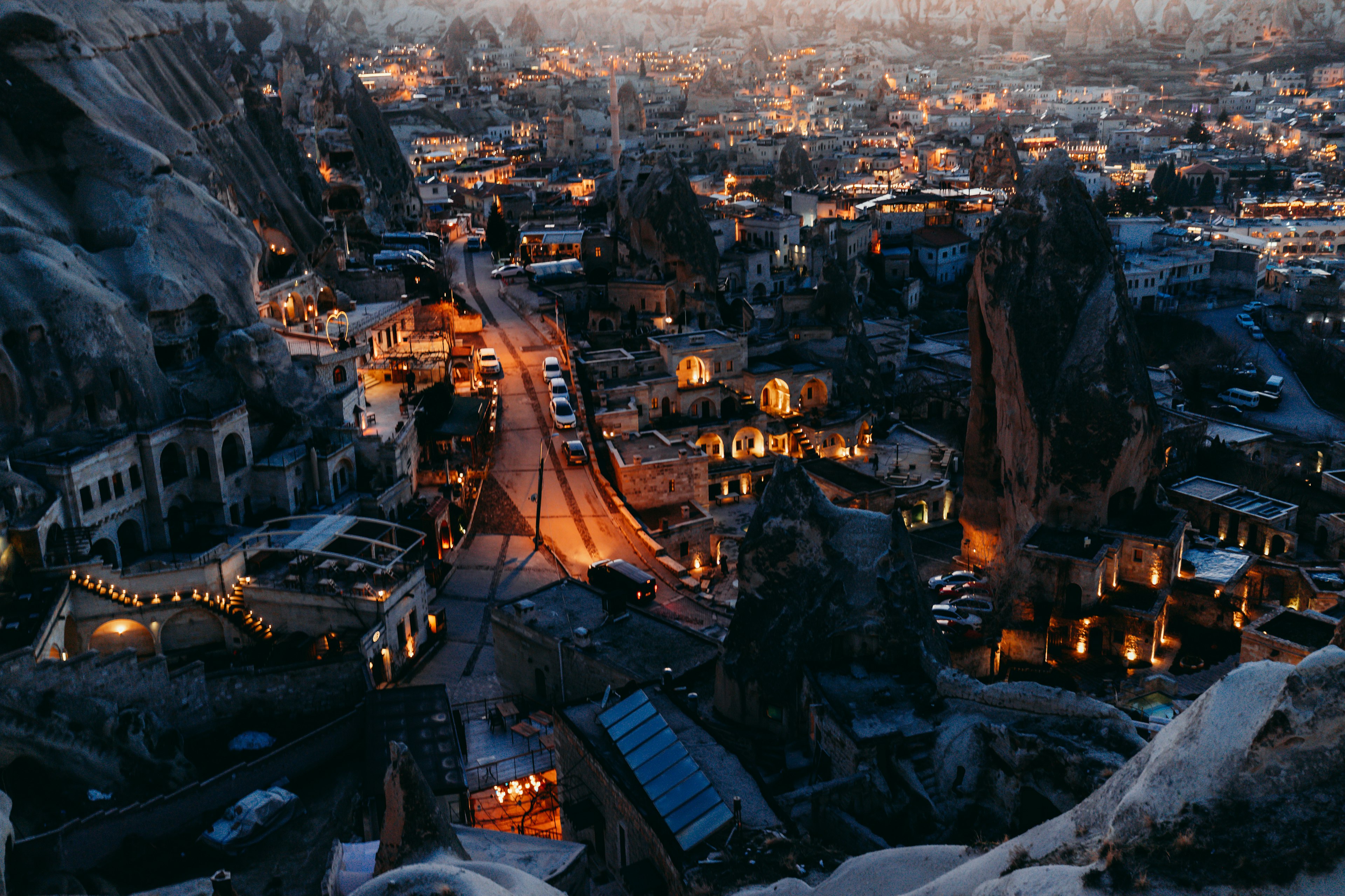 Cảnh đêm Cappadocia với các tòa nhà được chiếu sáng