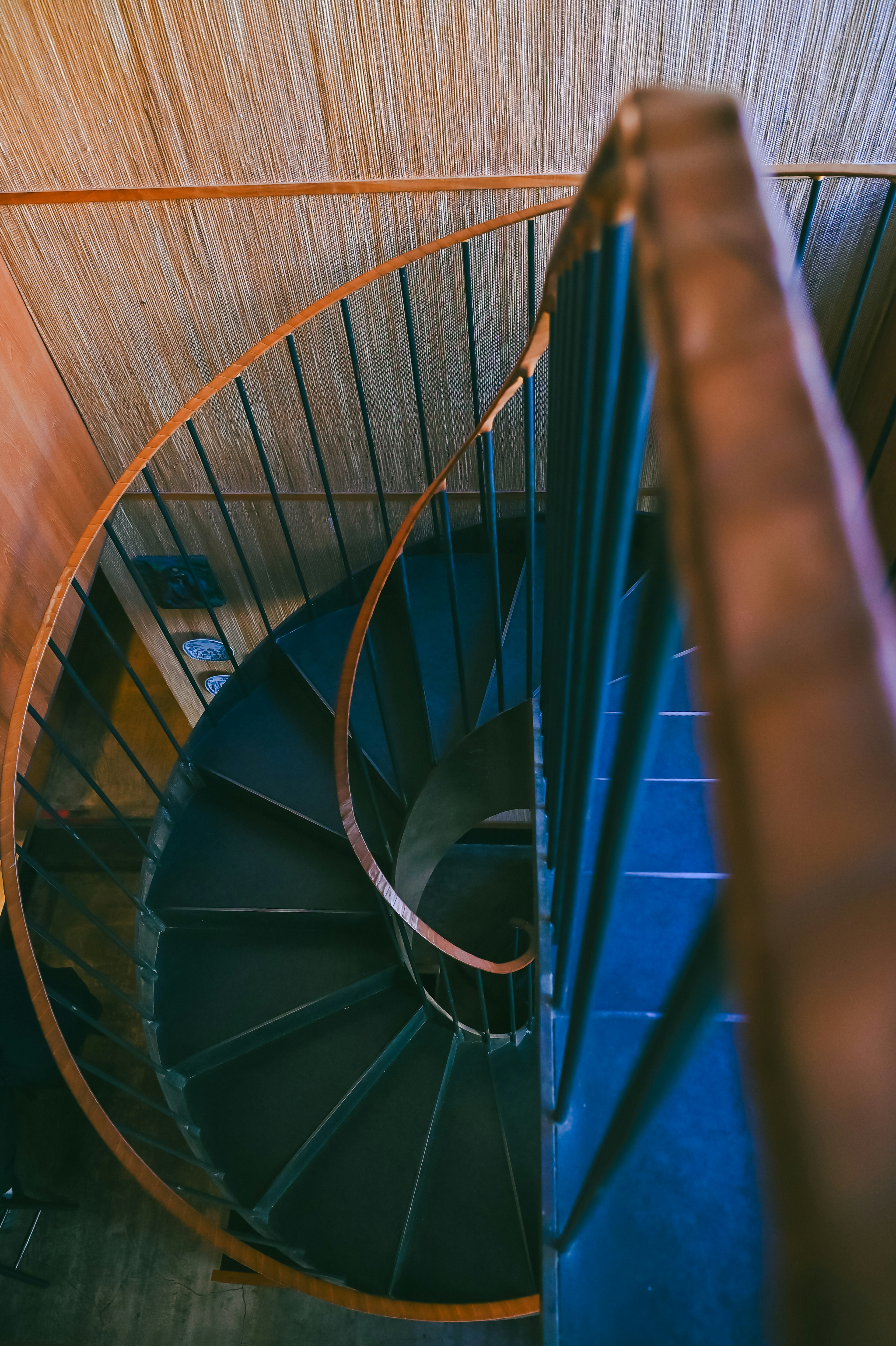 Vue aérienne d'un escalier en spirale mettant en valeur un design élégant et des couleurs