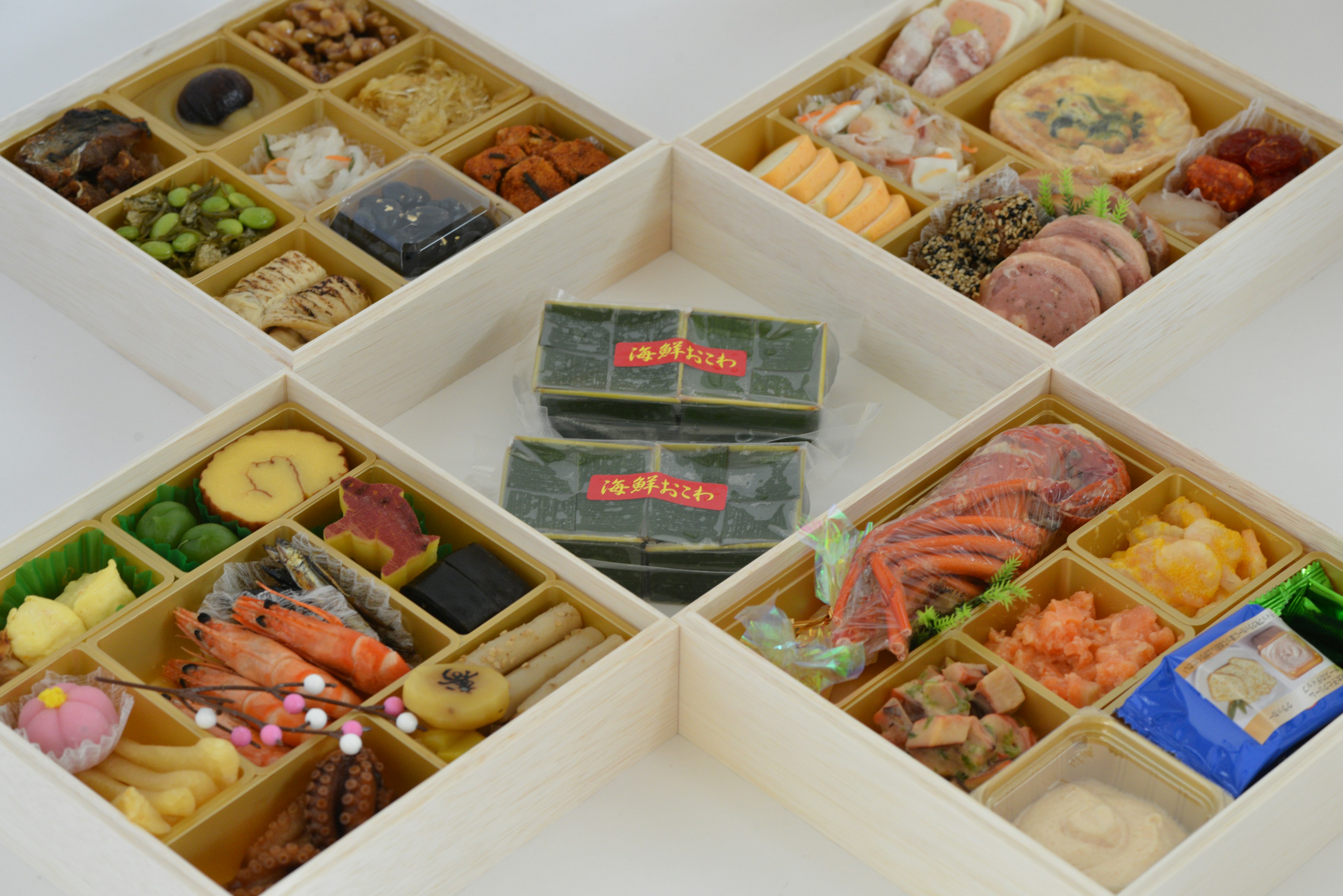 Wunderschön angeordnete japanische Osechi-Küche in einer quadratischen Box mit bunten Gerichten