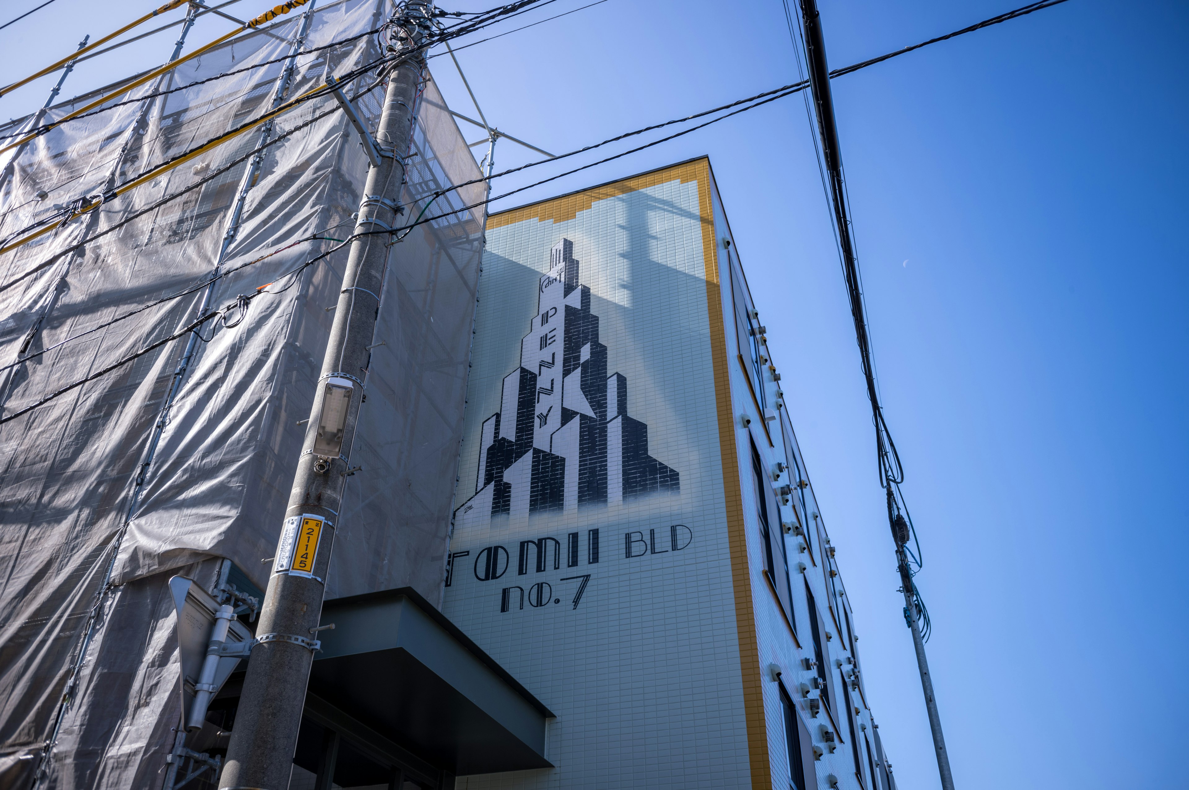 Baustelle eines Gebäudes mit Logo und klarem blauen Himmel