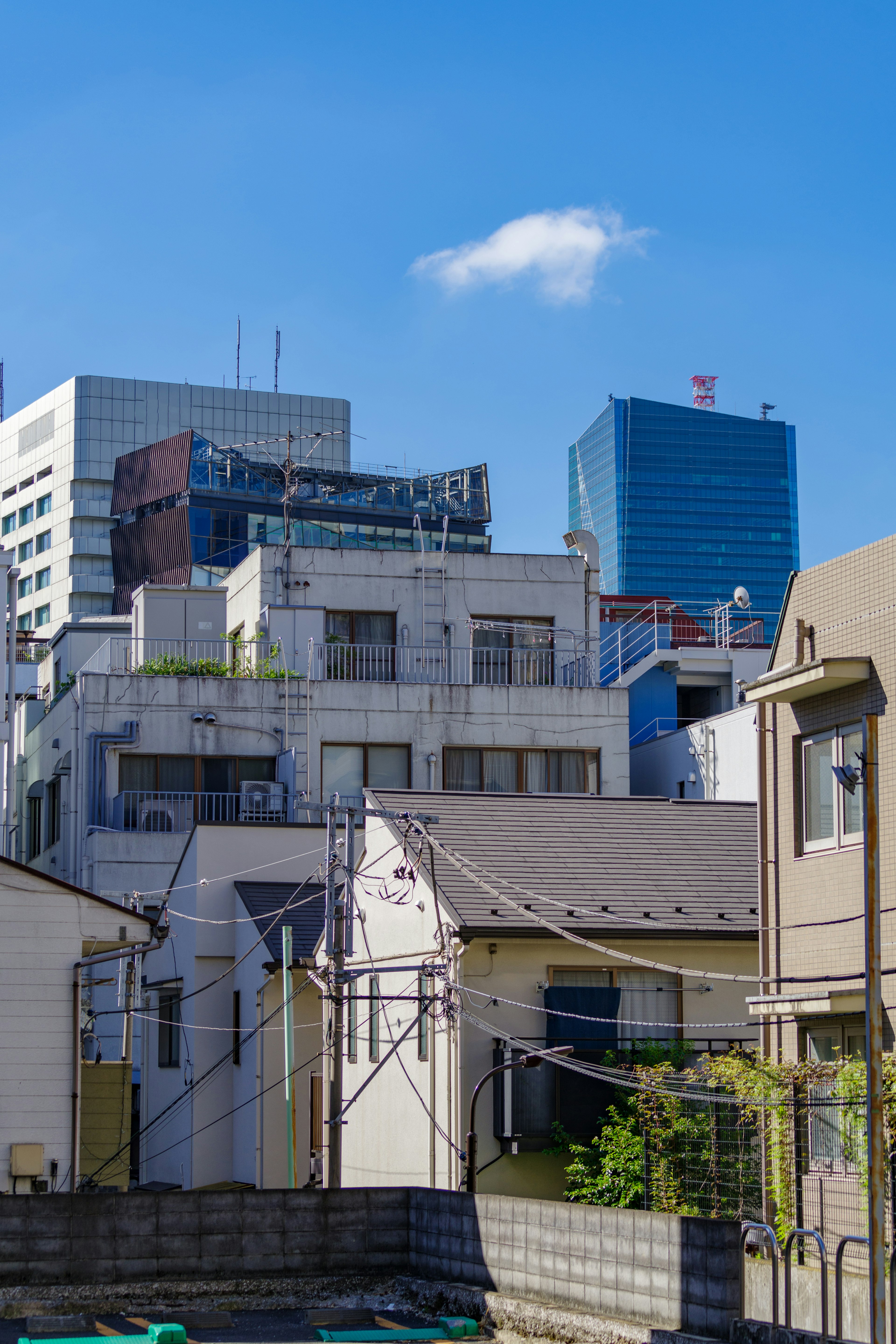 Pemandangan kota Tokyo yang menunjukkan gedung dan rumah