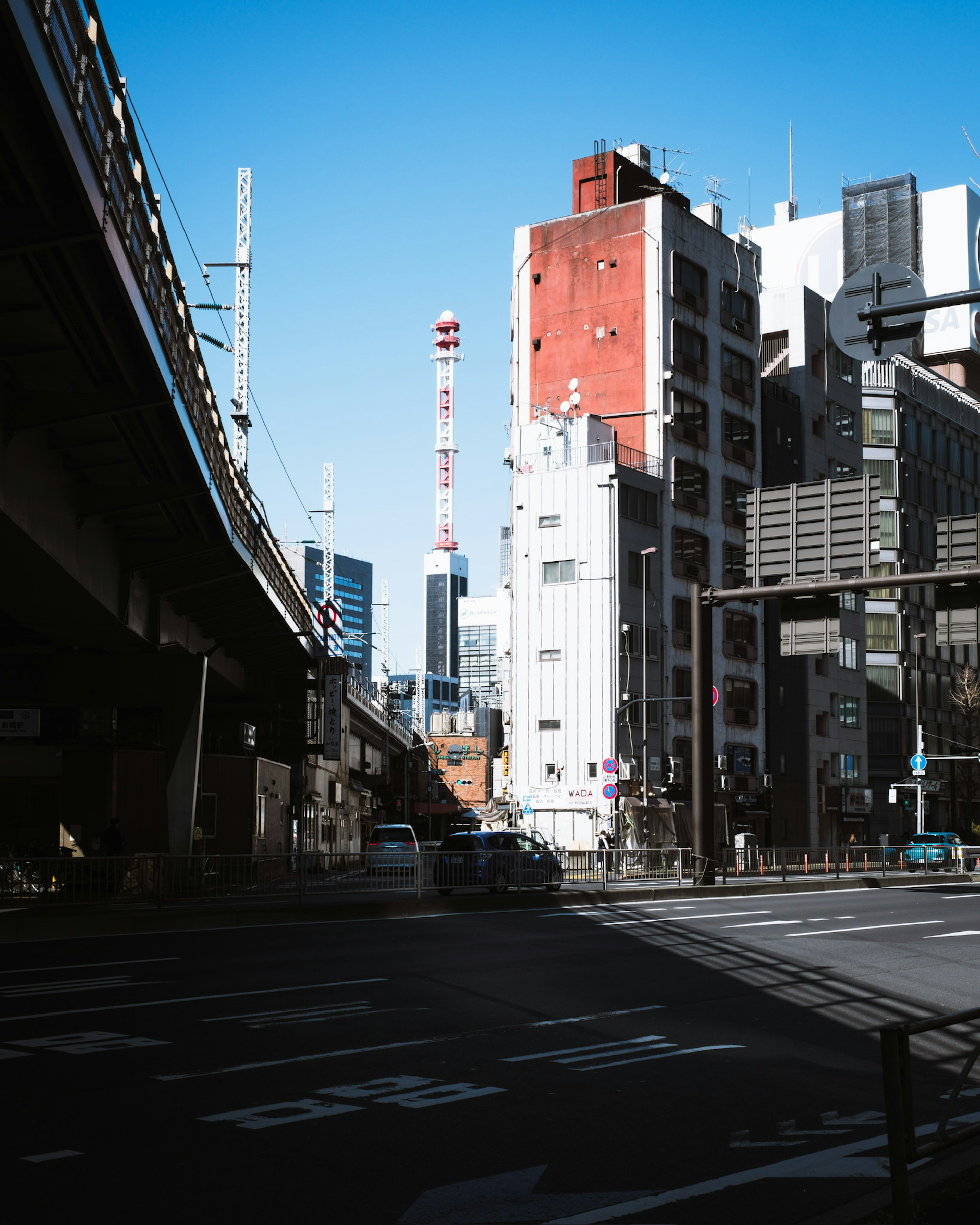 Paesaggio urbano con la Torre di Tokyo sullo sfondo e edifici vicini