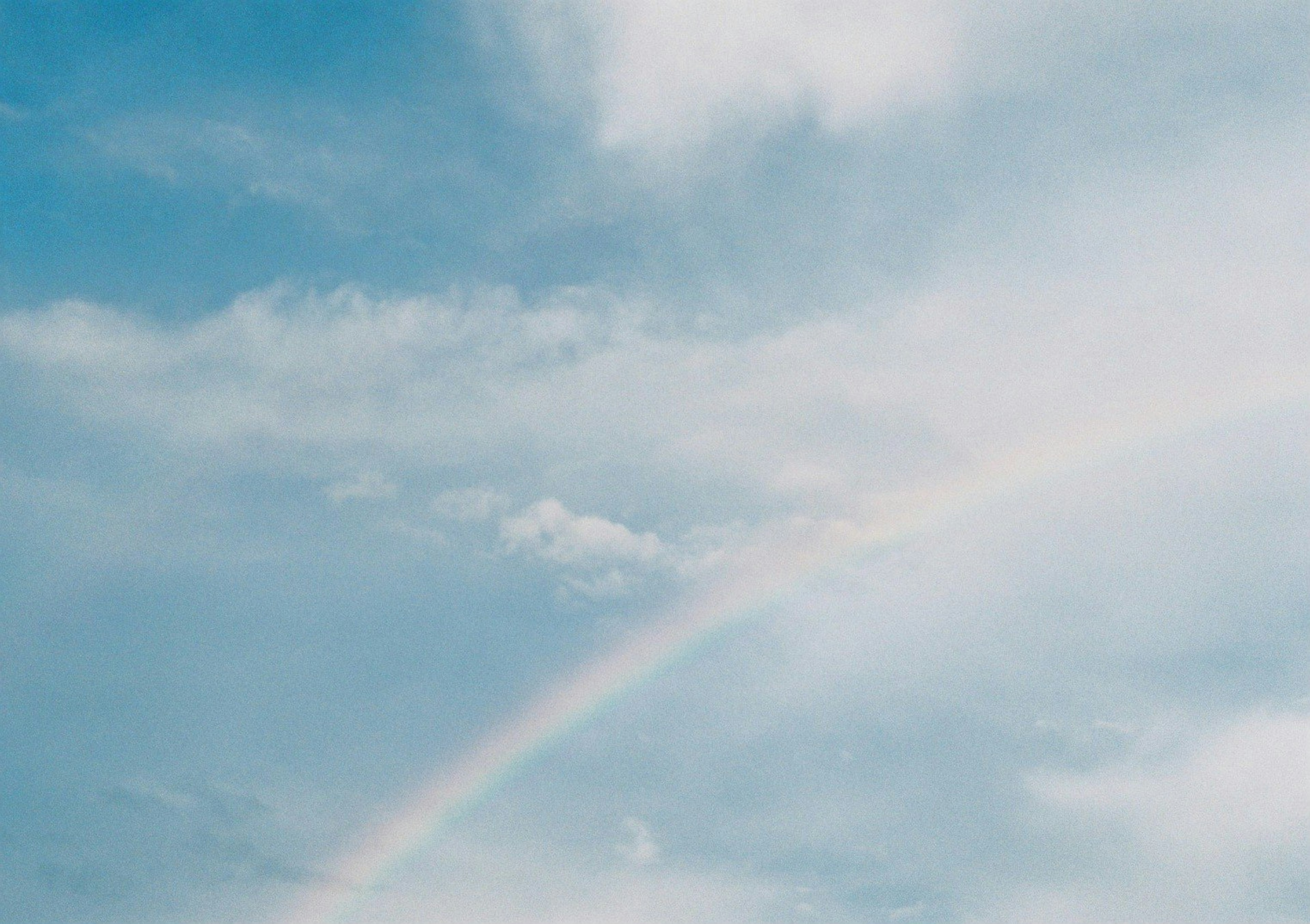 青空にかかる虹と白い雲