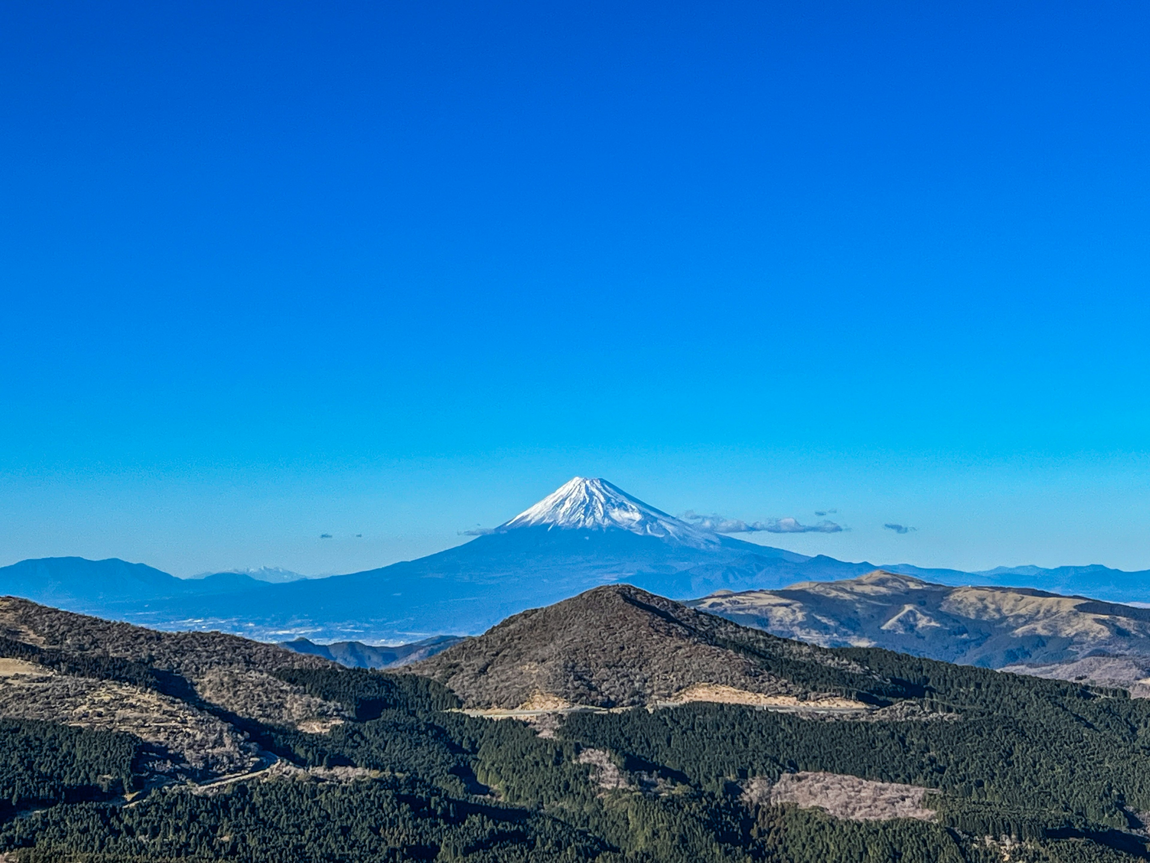 蓝天之下雪覆盖火山的美丽景观