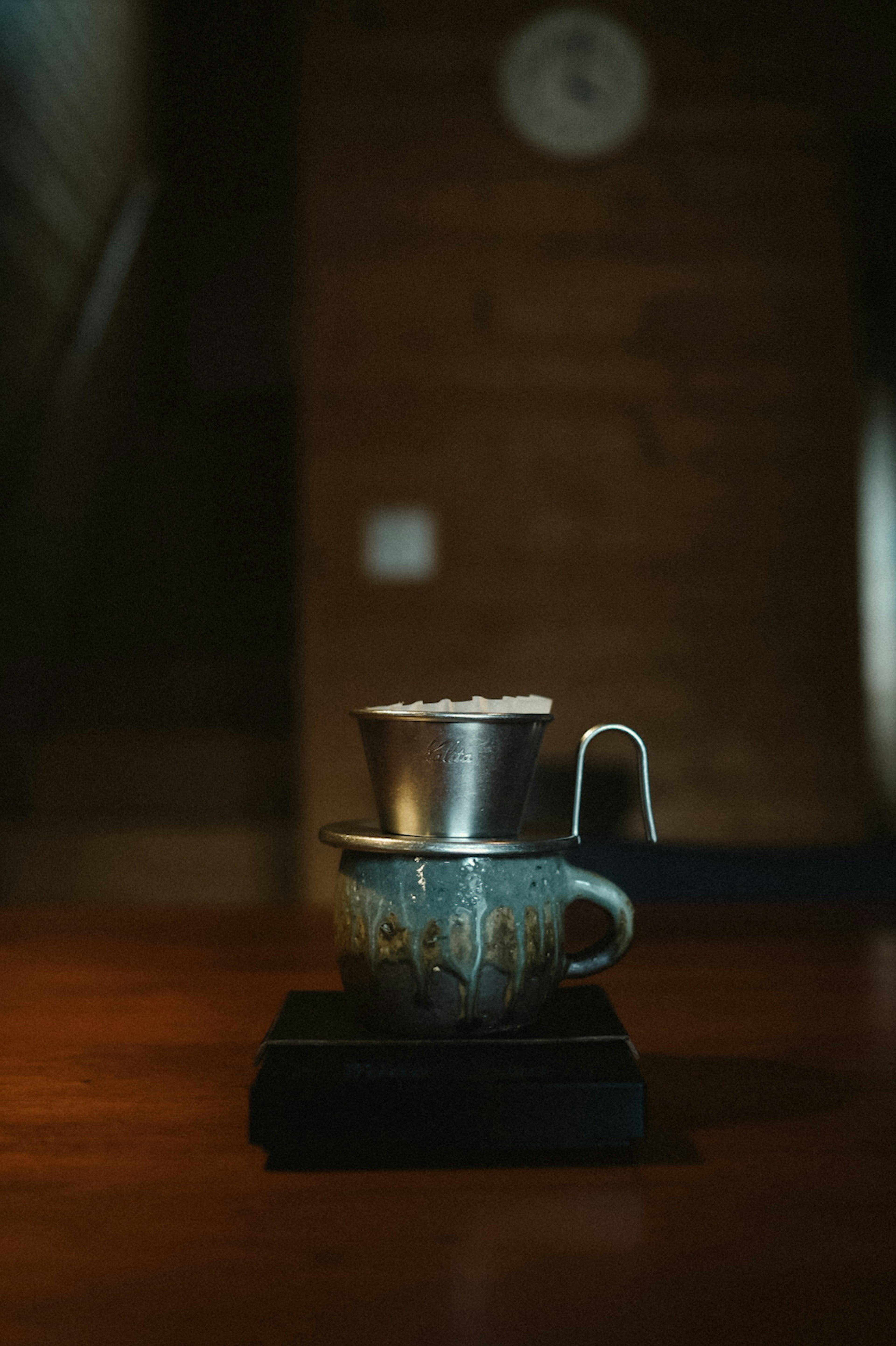 Szene mit einer Kaffeetasse und einem Filter auf einem Tisch