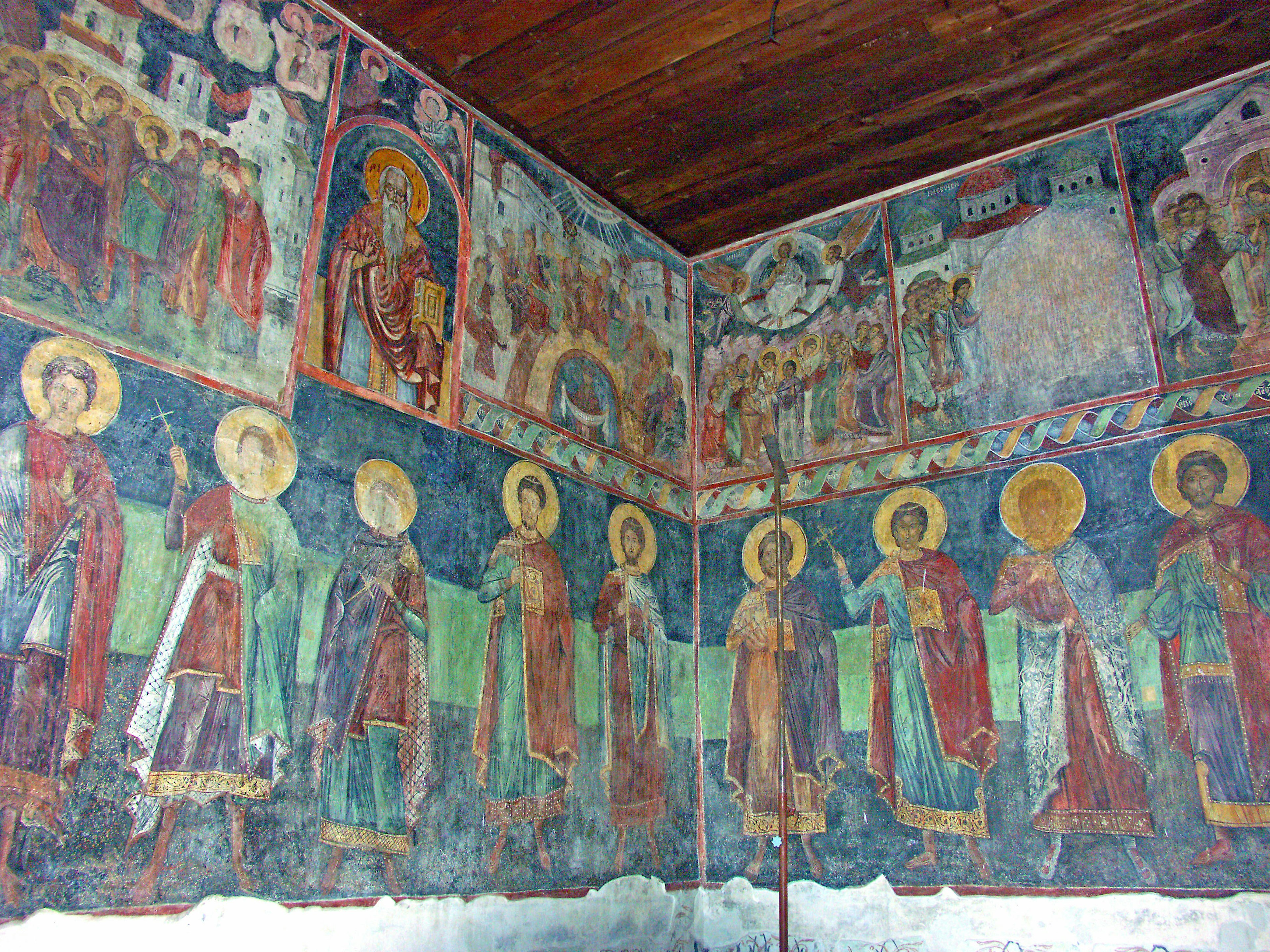 Esquina de una iglesia con frescos de santos