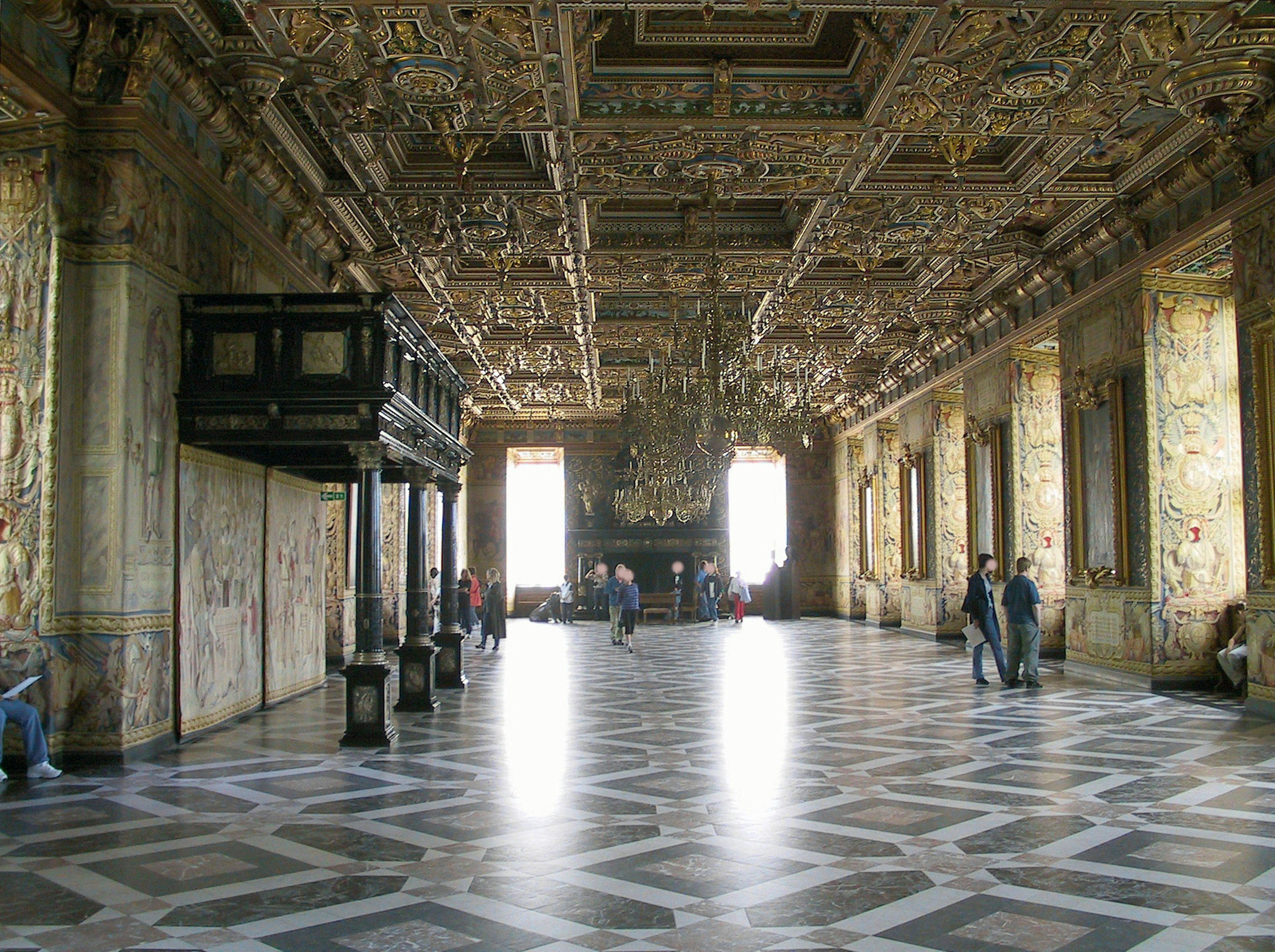 Sala espaciosa con techo ornamentado y decoraciones elaboradas