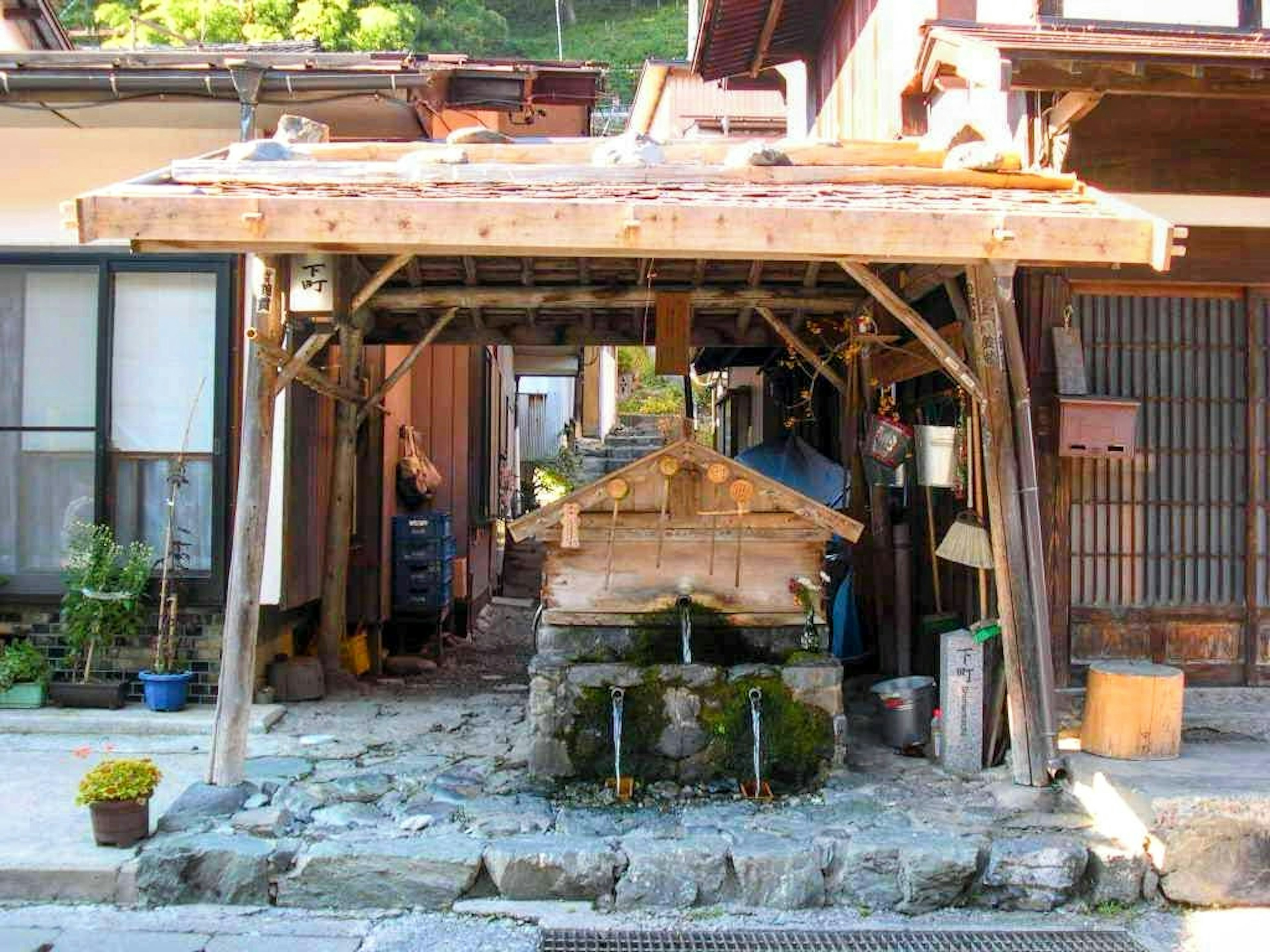 Arquitectura japonesa tradicional con un área de purificación de agua