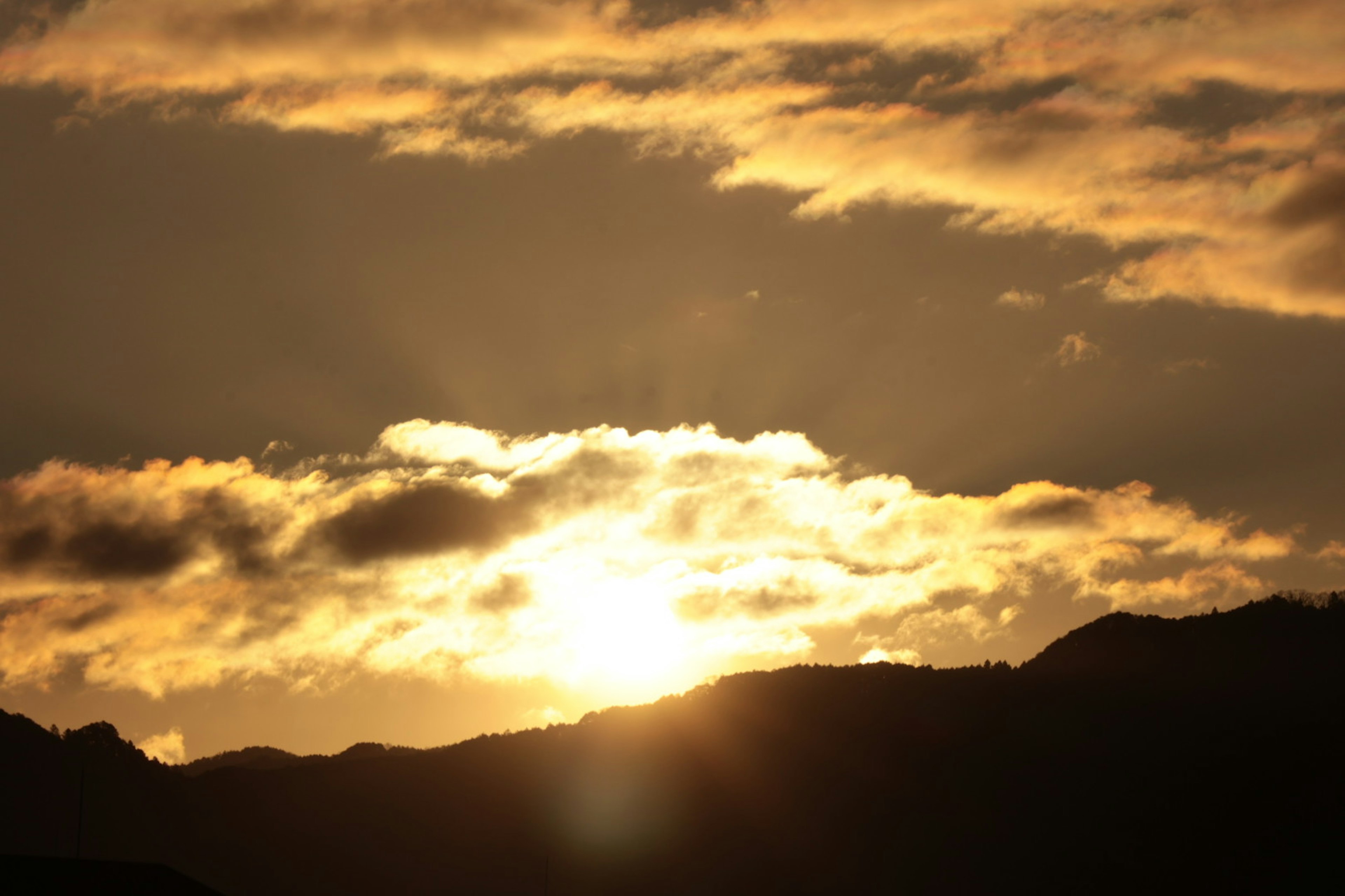 Paysage magnifique du coucher de soleil derrière les montagnes