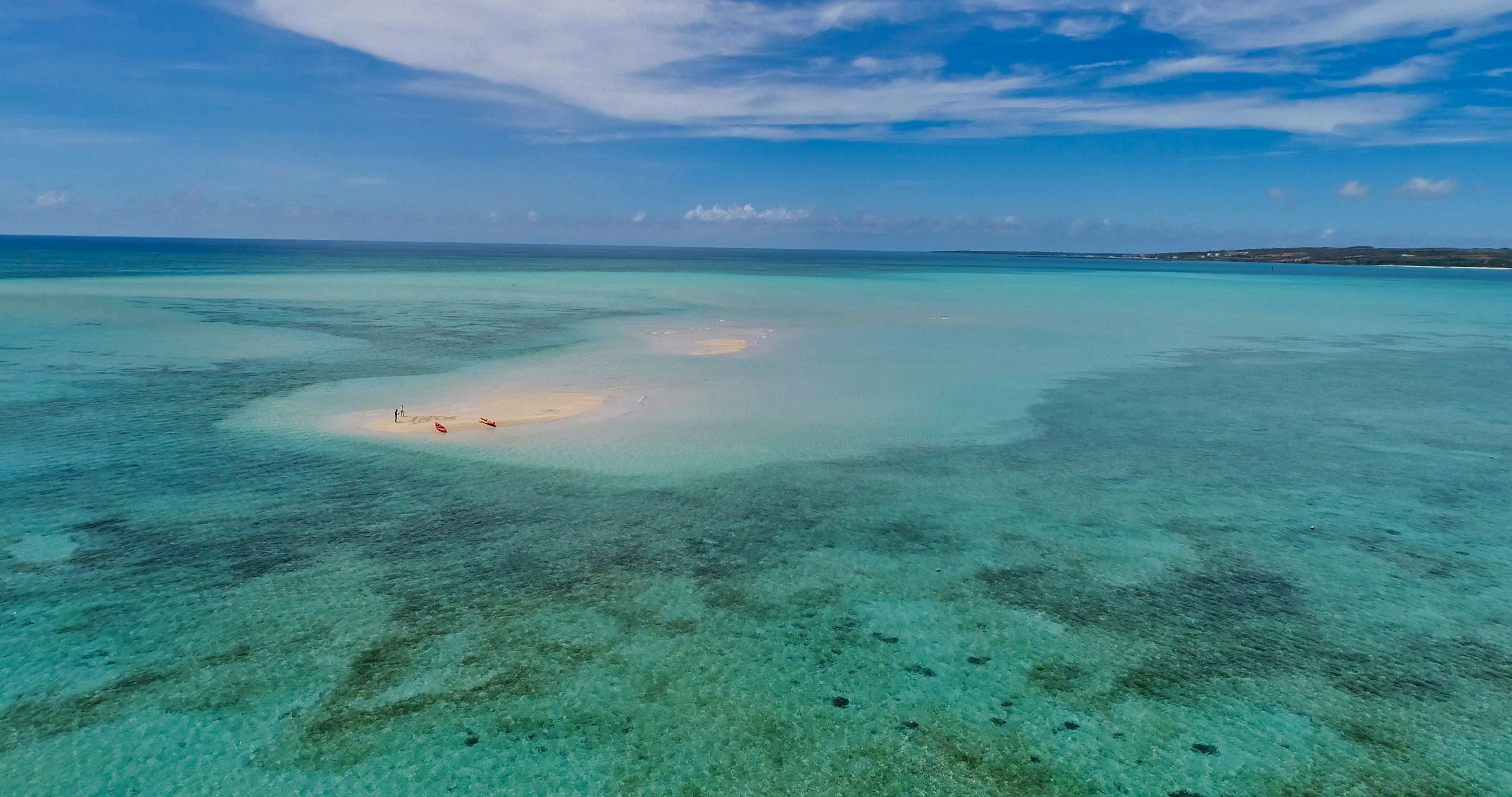 ทิวทัศน์ที่สวยงามของทะเลสีน้ำเงินและชายหาดทรายขาว