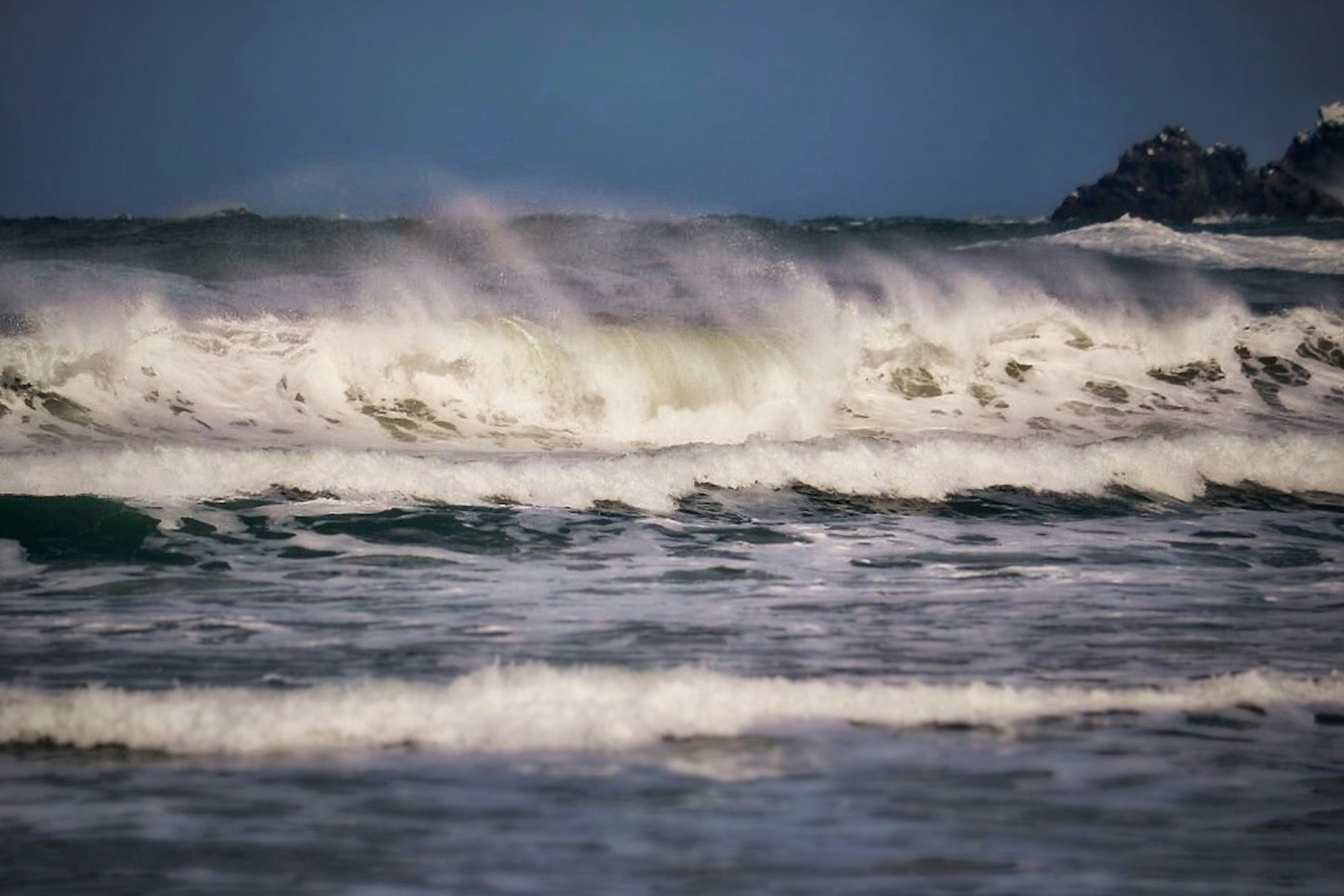 Onde oceaniche che si infrangono sulla spiaggia