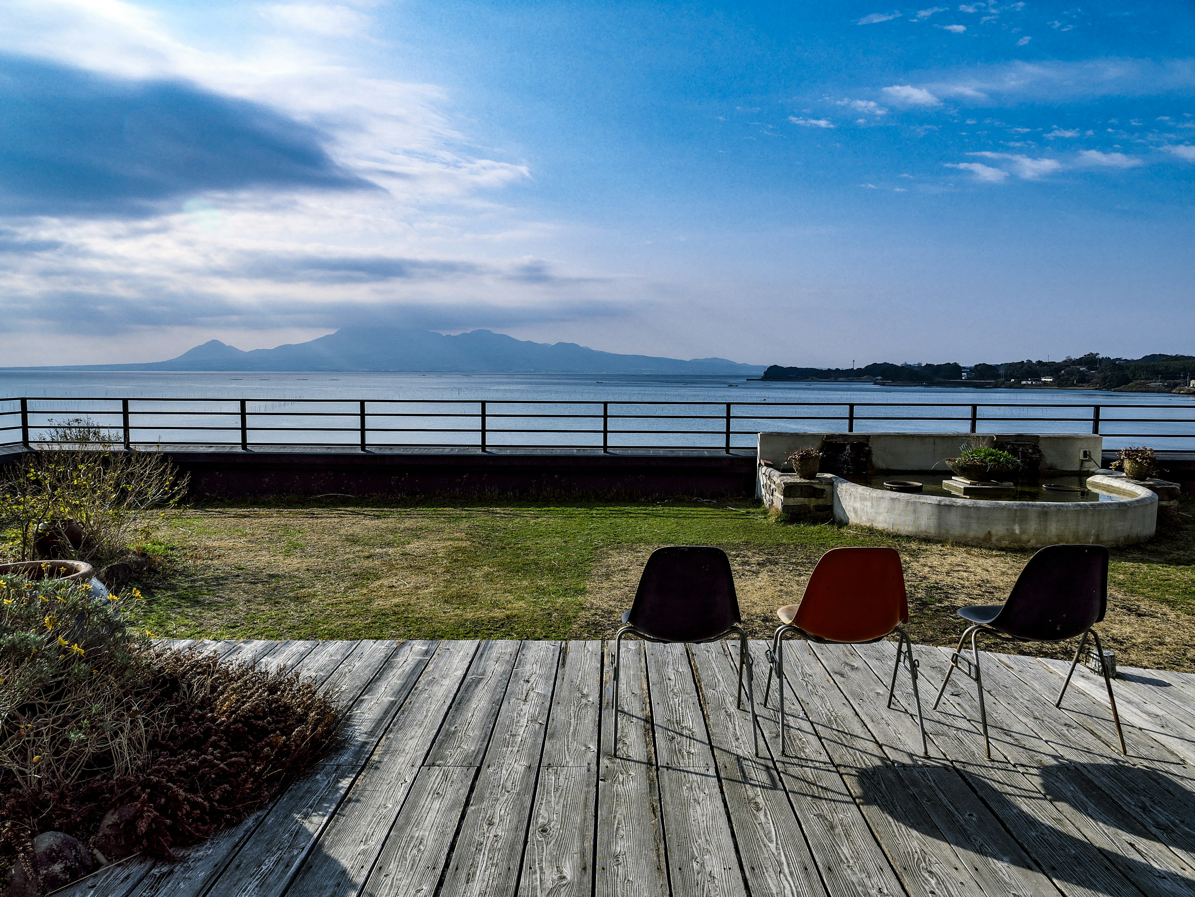 Vue scénique depuis une terrasse avec des chaises surplombant l'océan