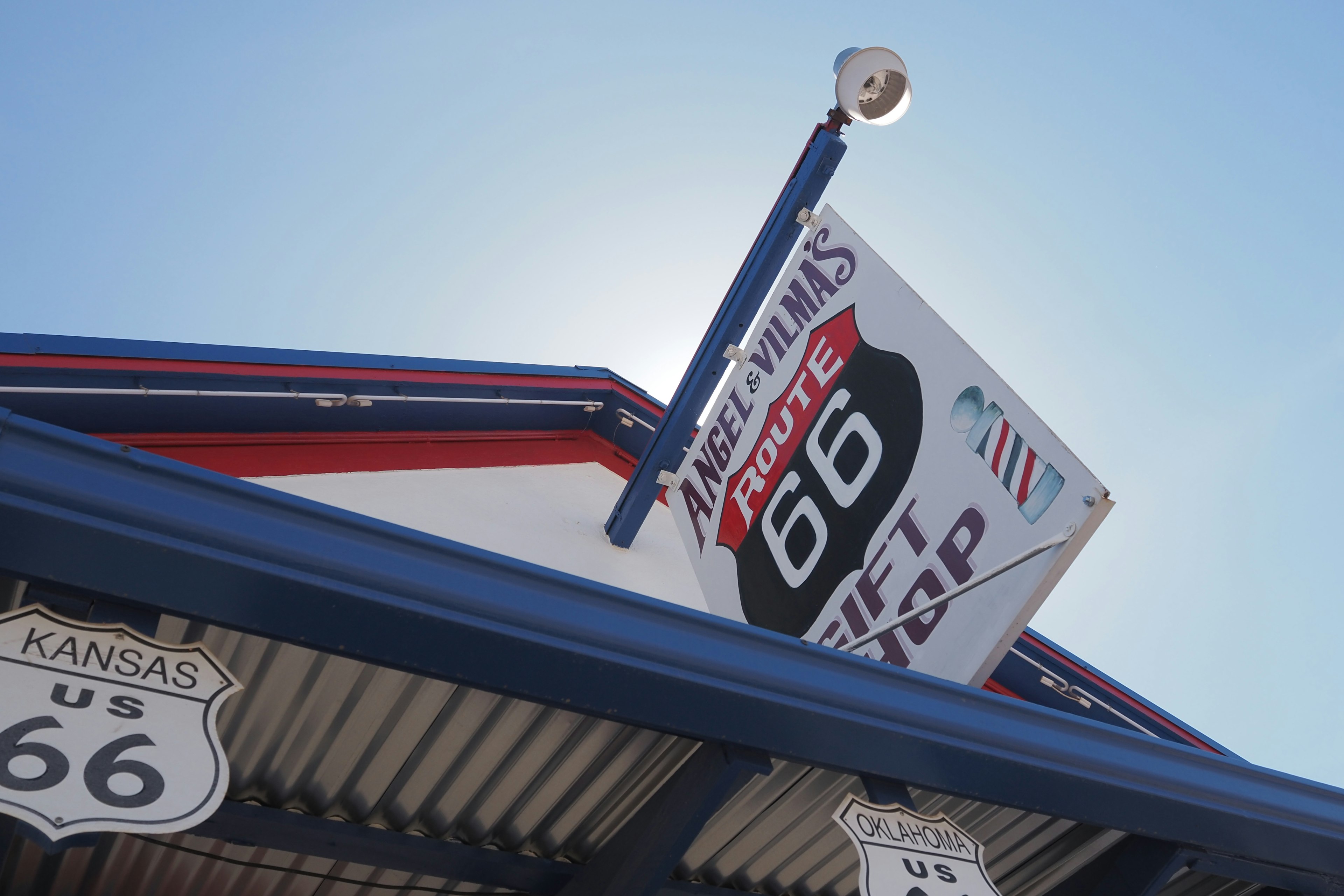 Insegna Route 66 esposta su un edificio nel Kansas