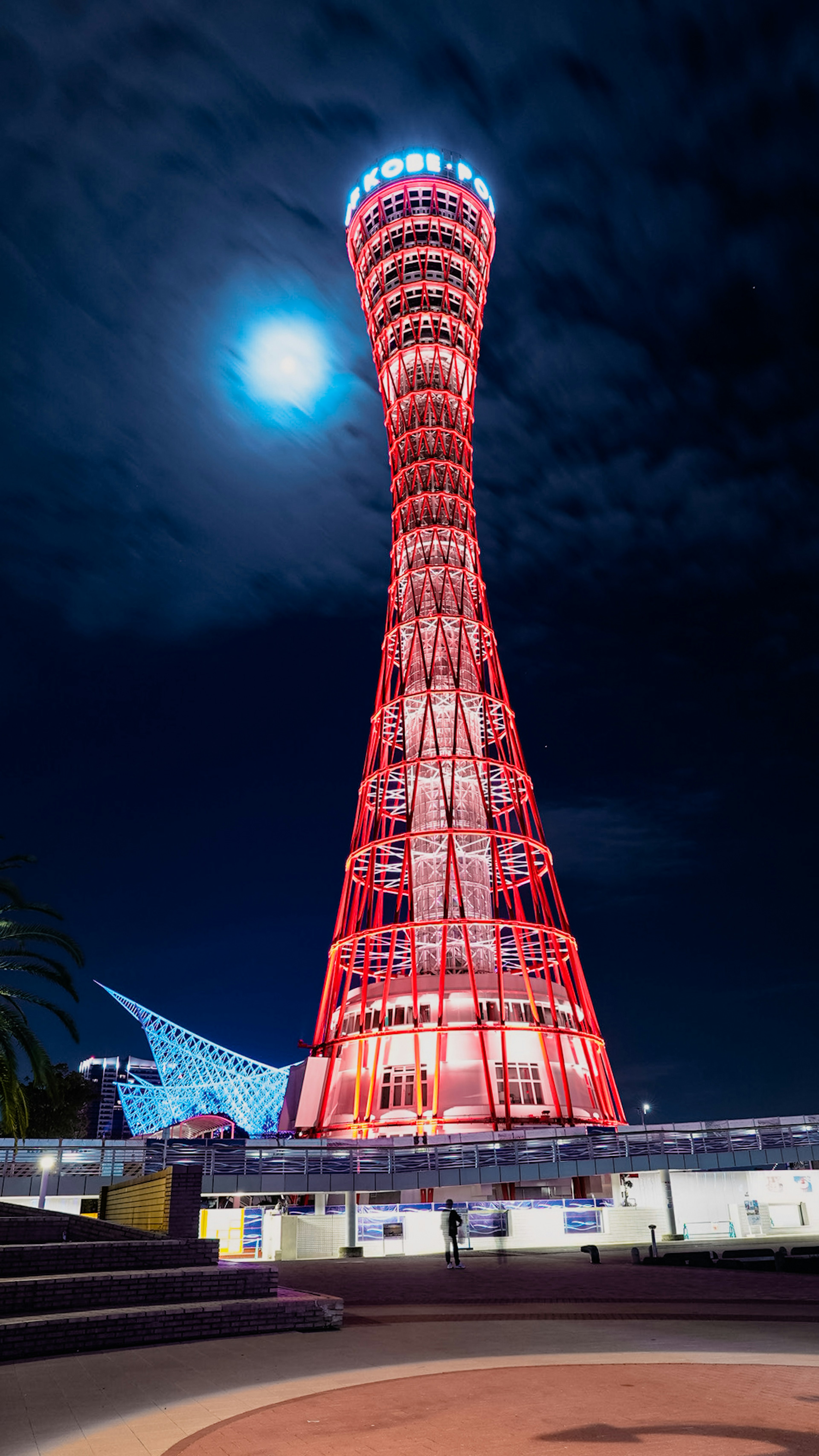 神戸ポートタワーの夜景赤い光で照らされた塔と月