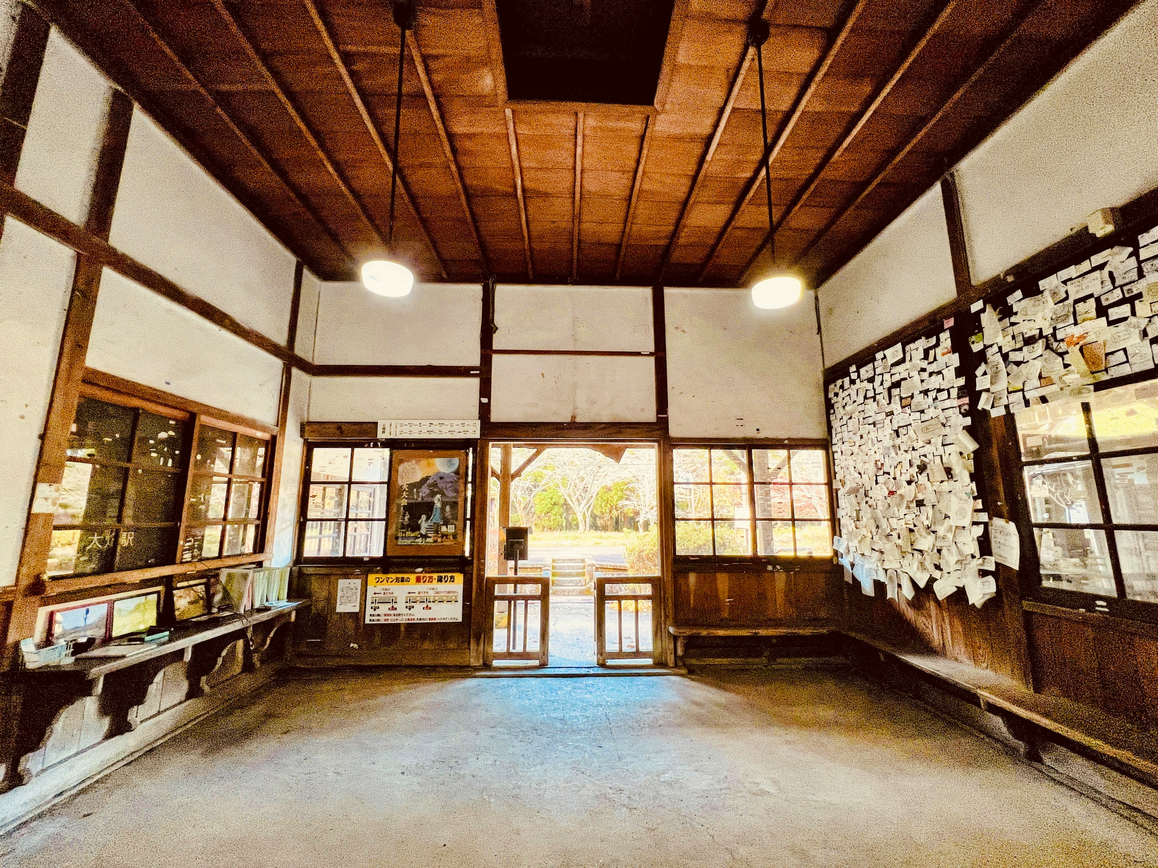 Intérieur d'une pièce traditionnelle avec un décor en bois et lumière naturelle entrant par les fenêtres