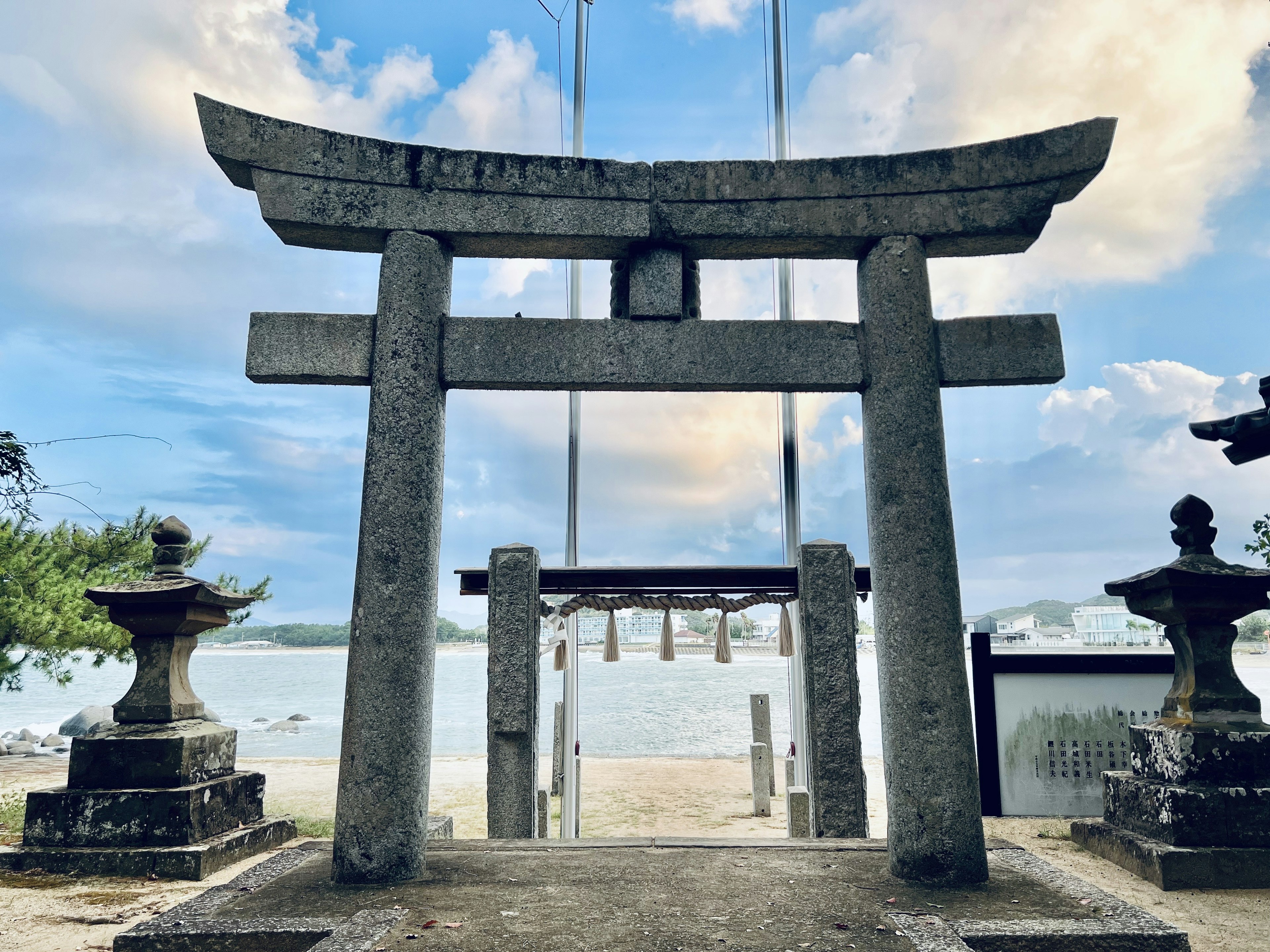 石の鳥居が海を背景に立っている景色