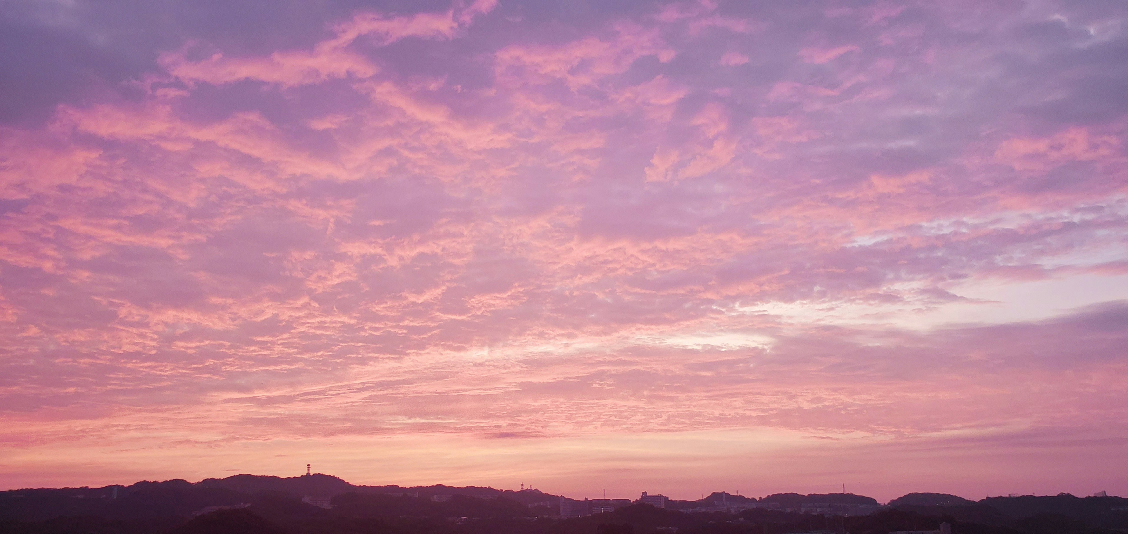 美丽的紫色夕阳天空，云朵柔和