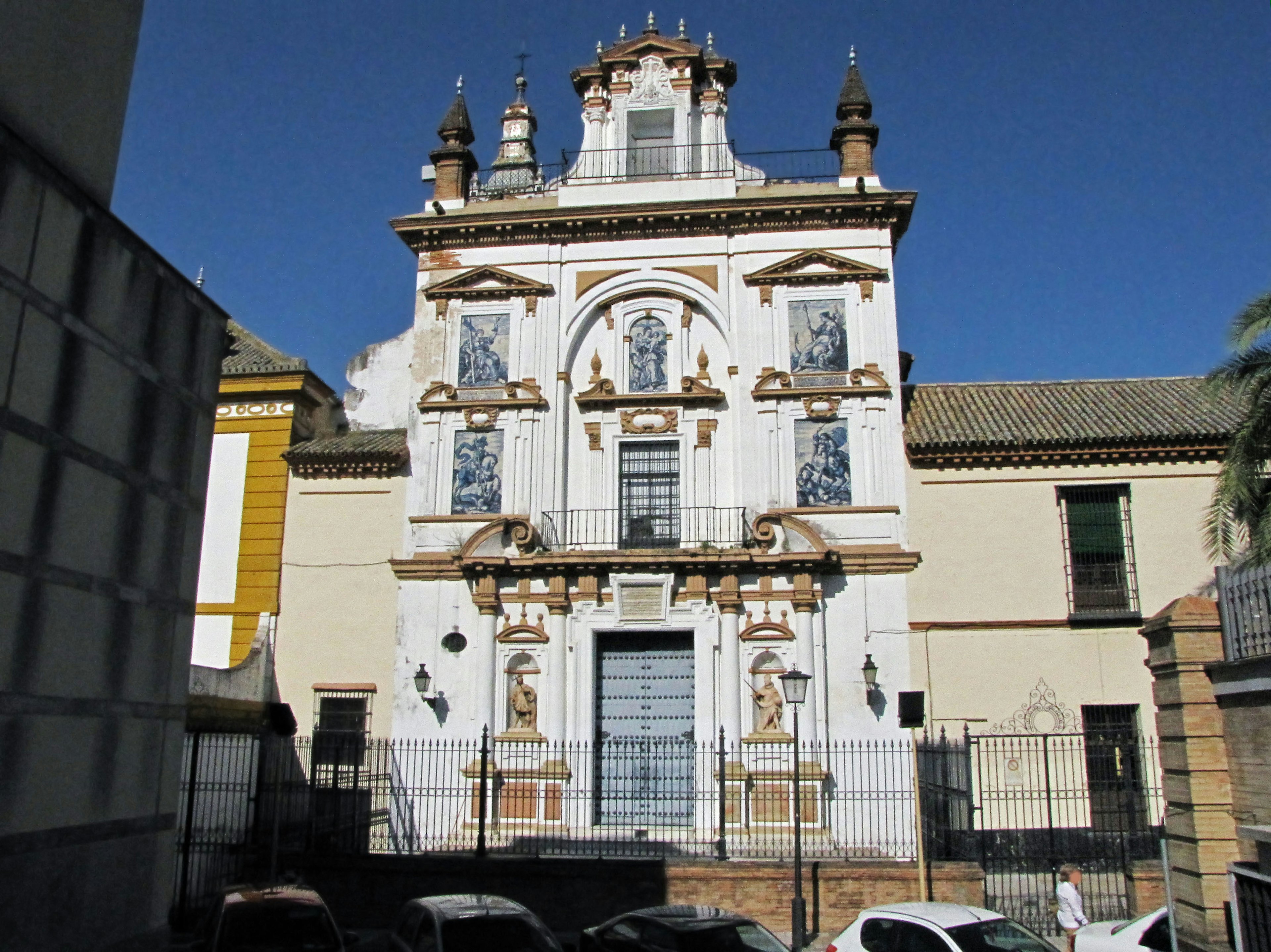 Fachada de un edificio histórico con decoraciones blancas y doradas