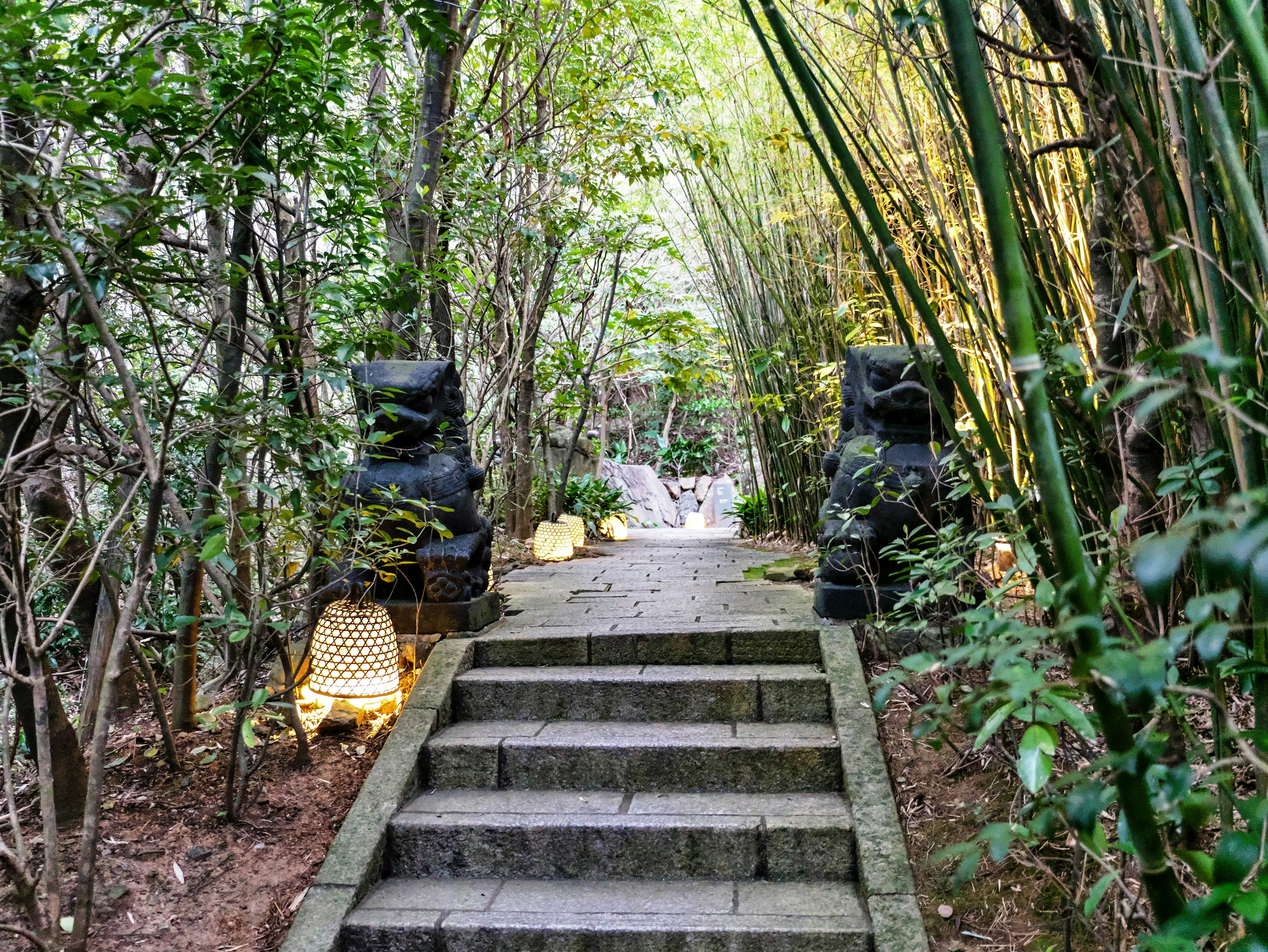 石の門と竹林に囲まれた階段の風景