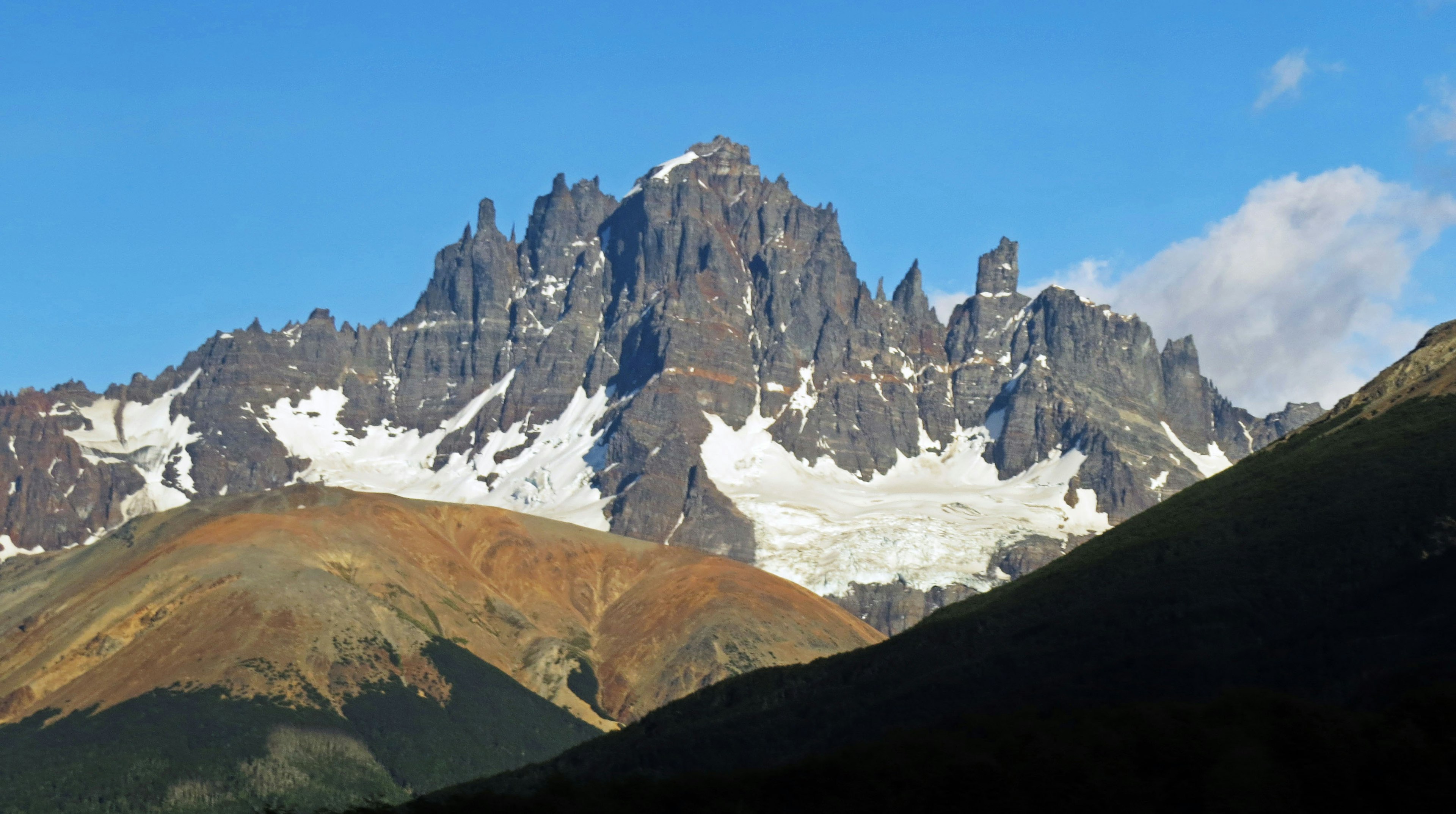 Montagne innevate sotto un cielo azzurro