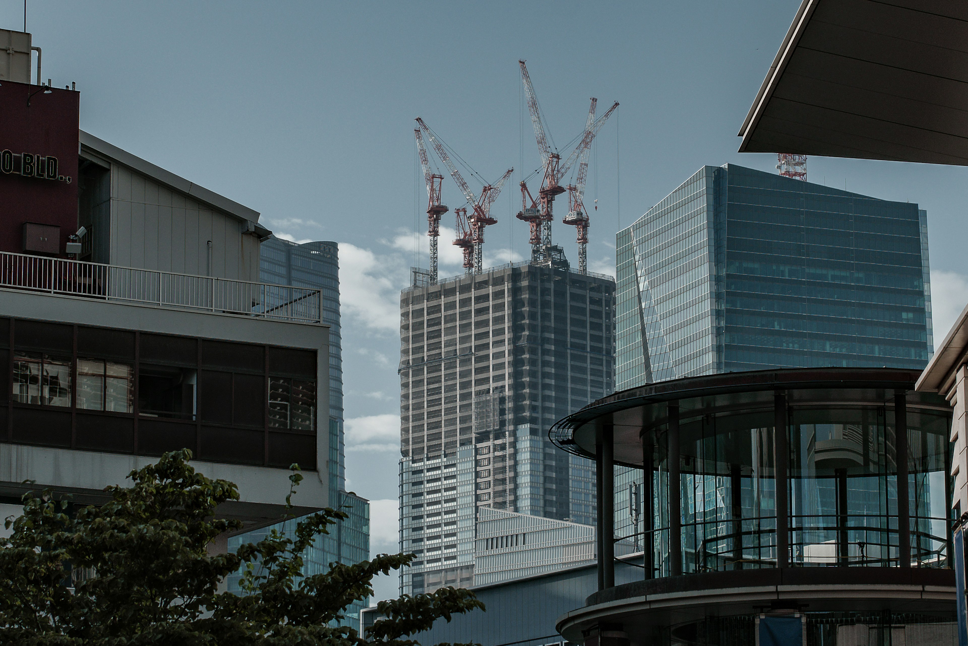 Paisaje urbano con la construcción de un nuevo rascacielos