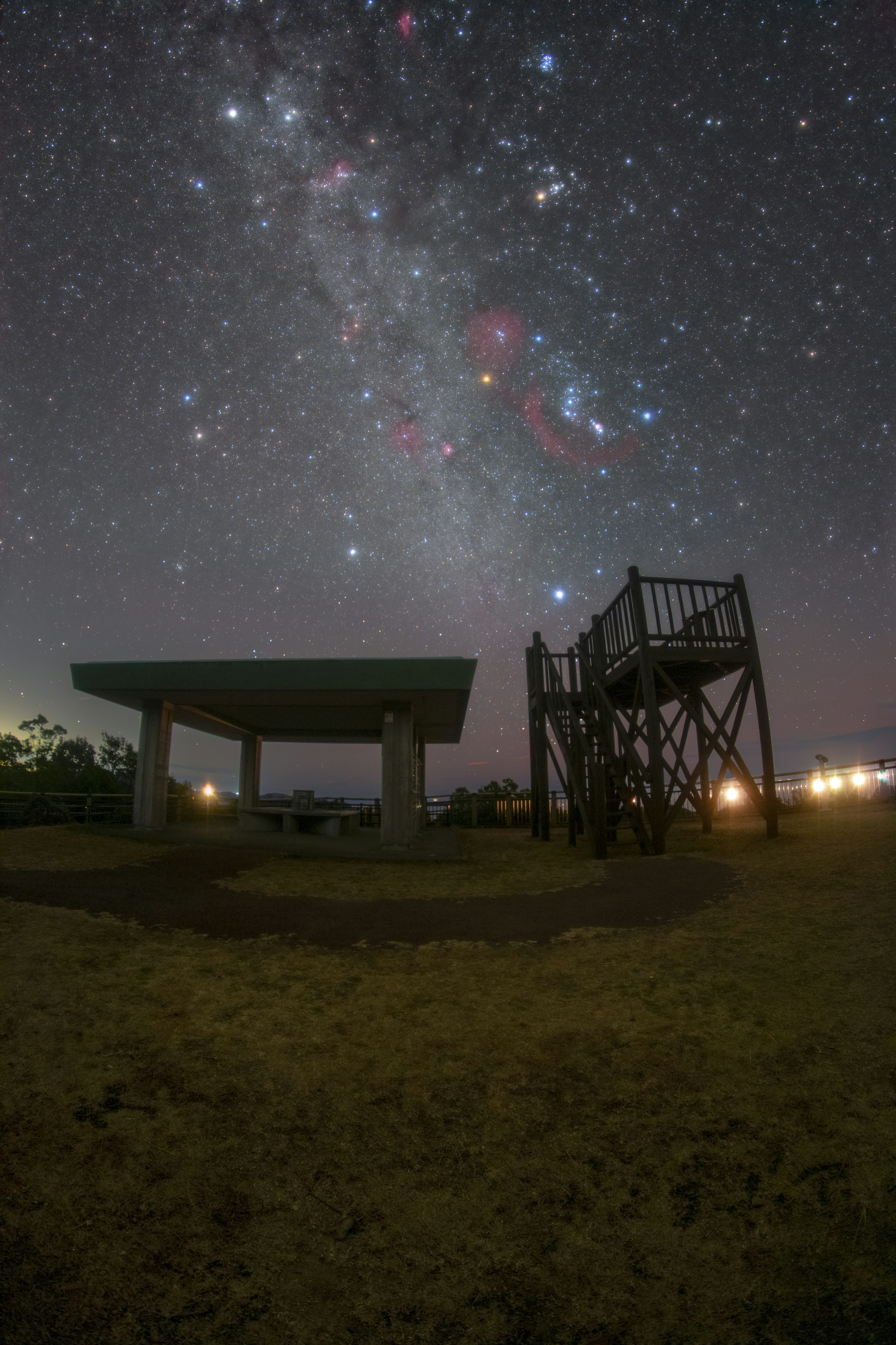 Paesaggio con cielo stellato e piattaforma di osservazione