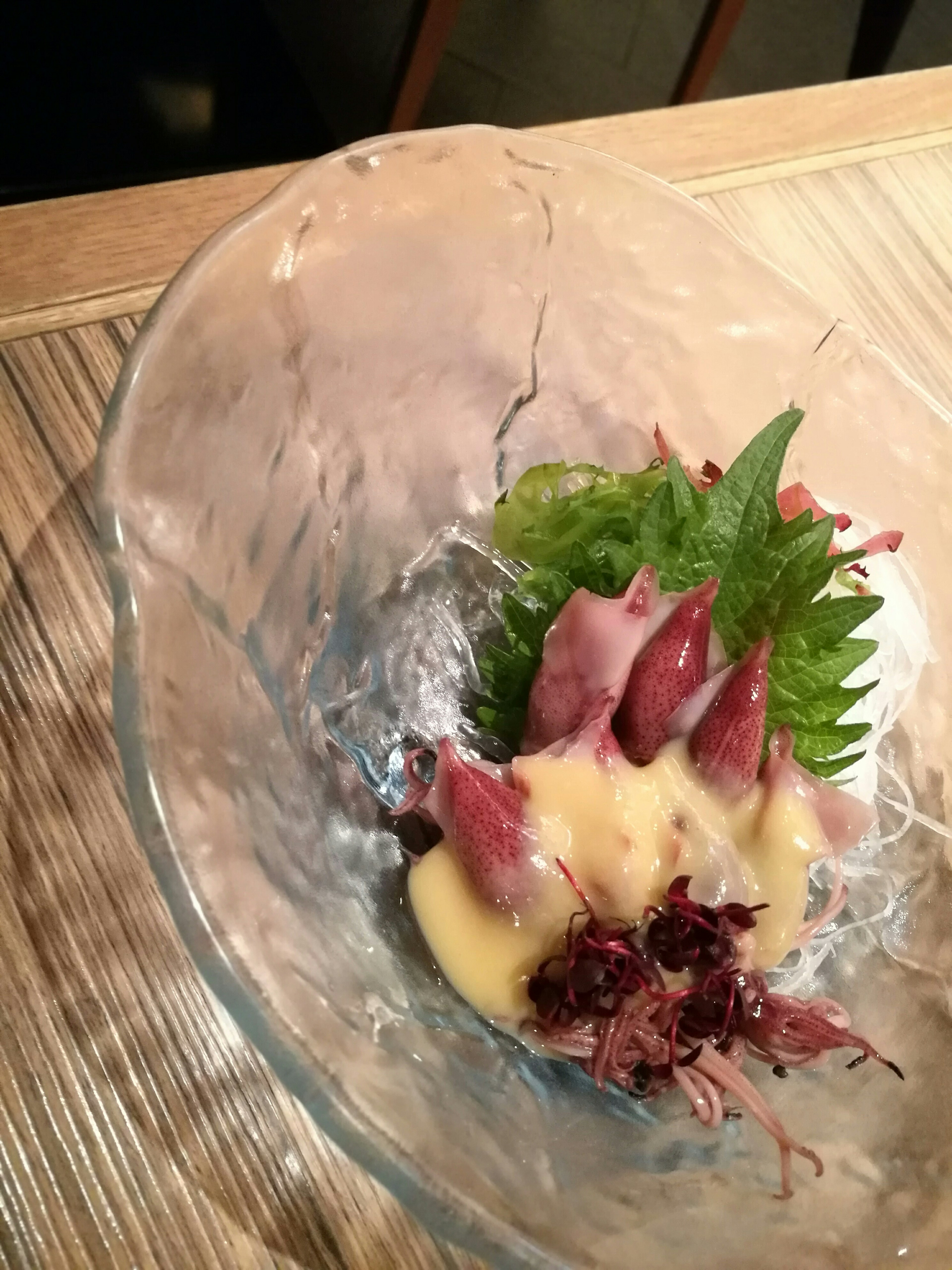 Sashimi frais servi dans un bol transparent avec garniture