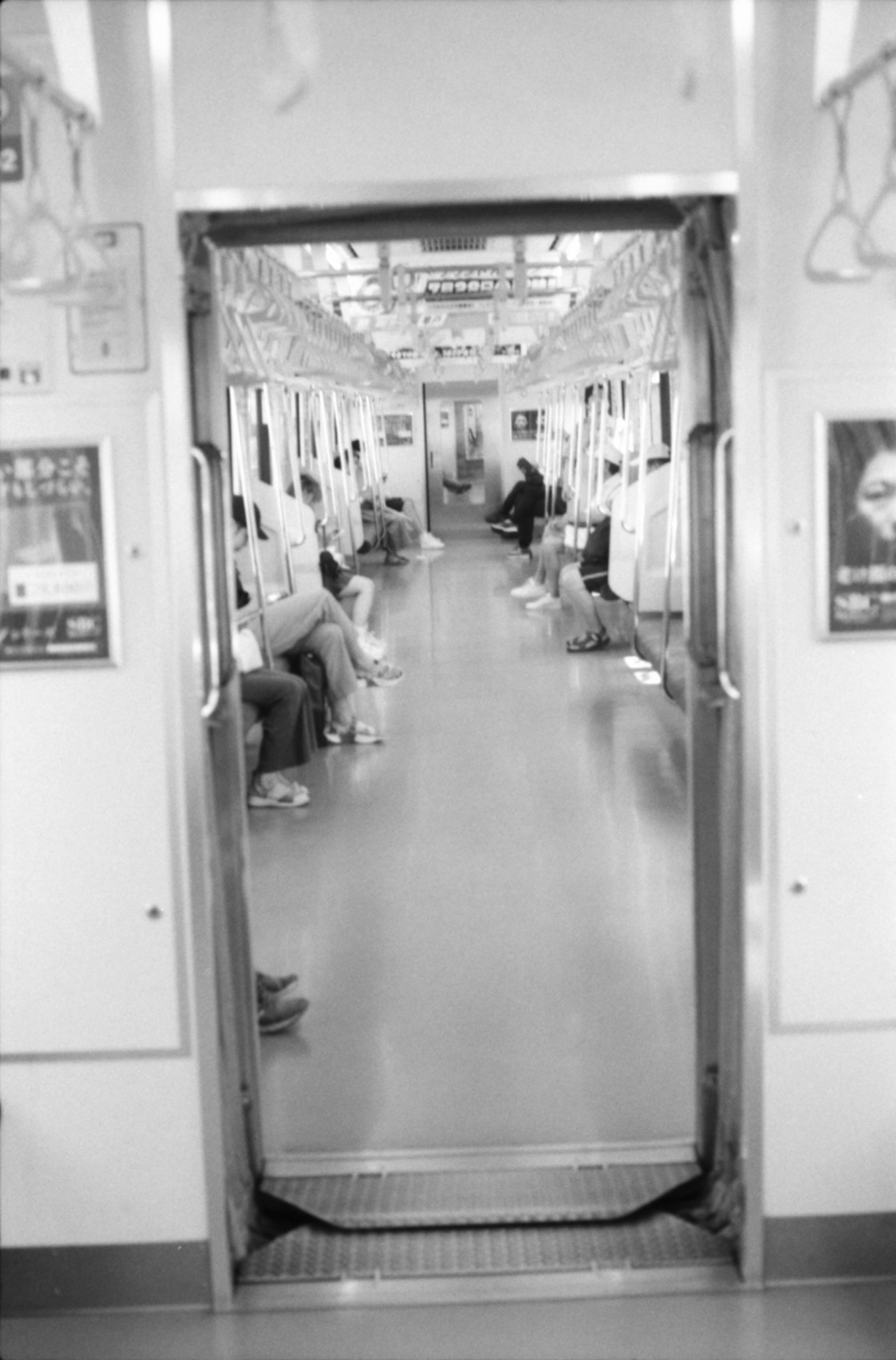 Vista attraverso la porta di un interno di treno della metropolitana in bianco e nero