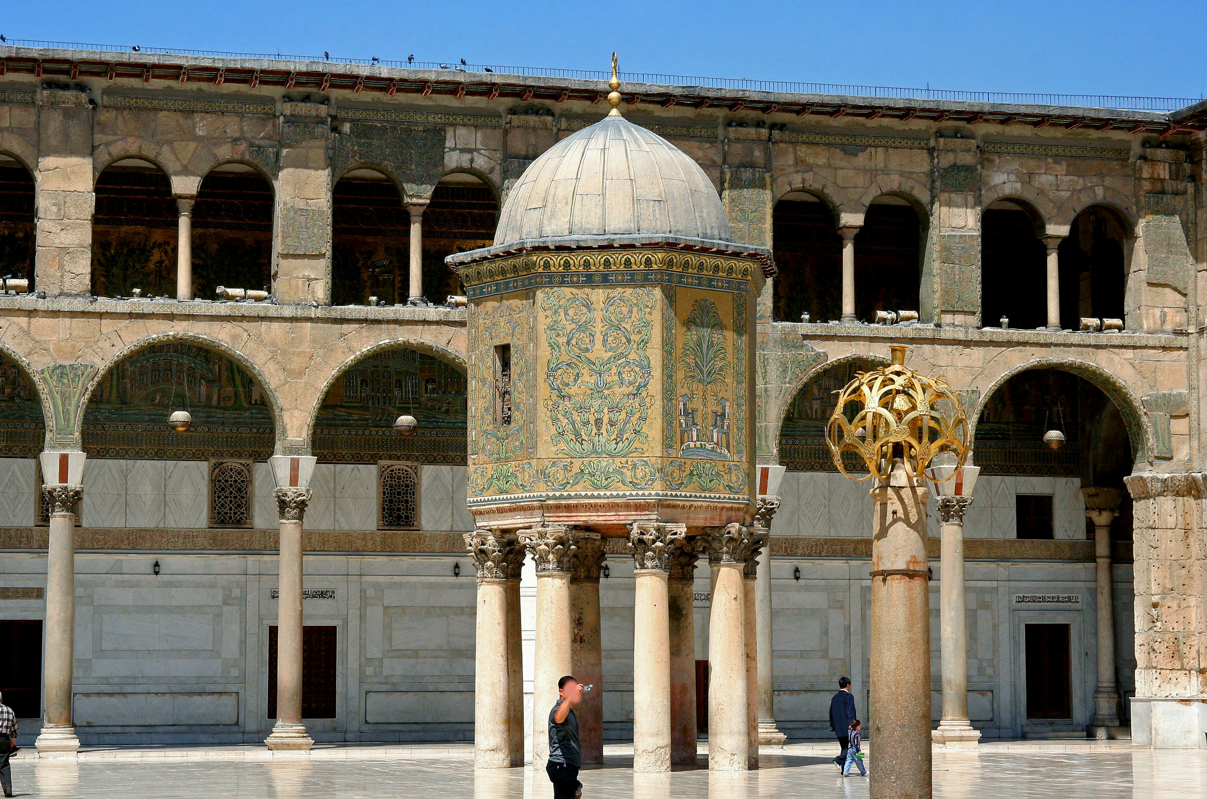 Dôme décoratif et colonnes sculptées dans la cour d'une belle mosquée