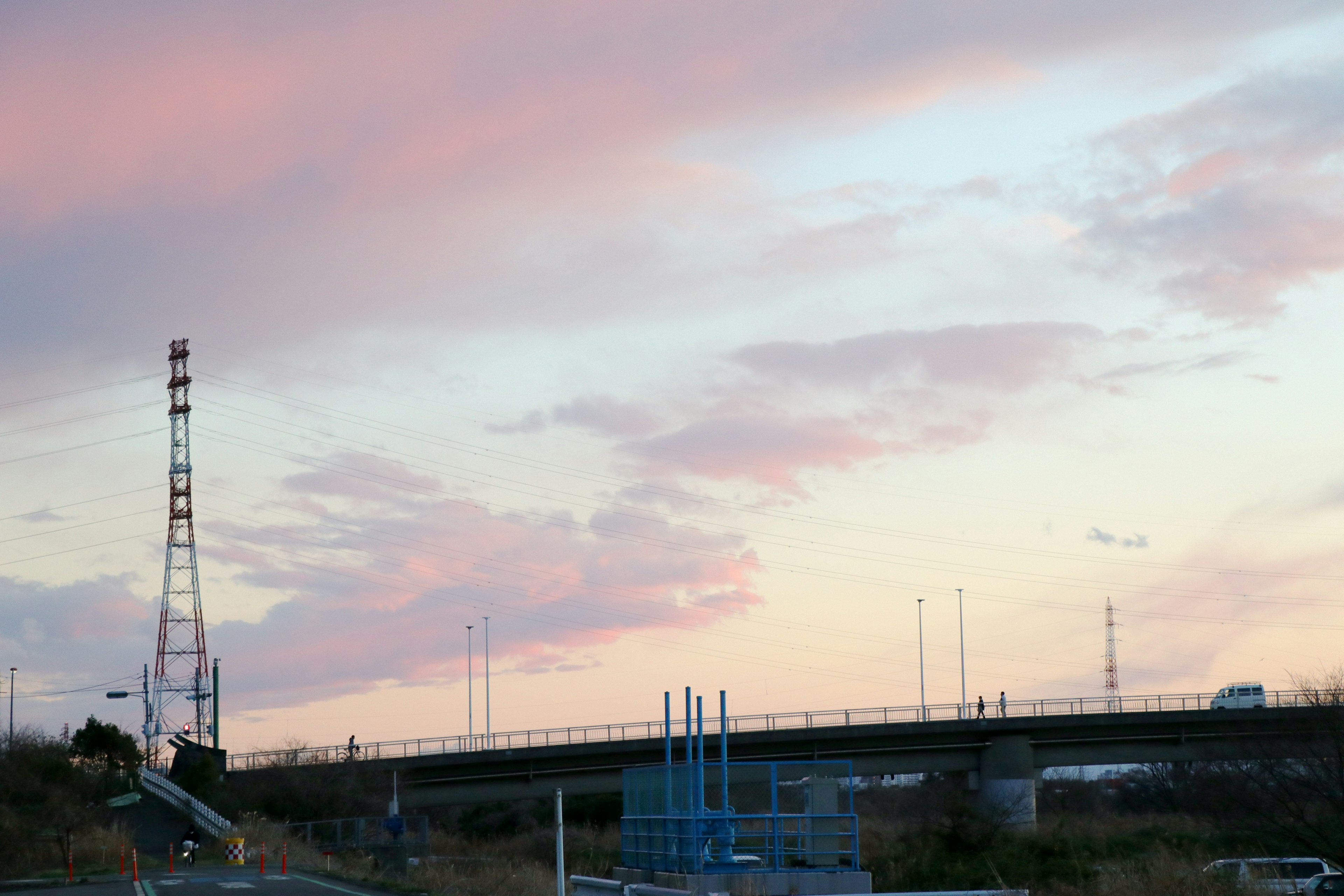 Cielo al tramonto con autostrada sopraelevata