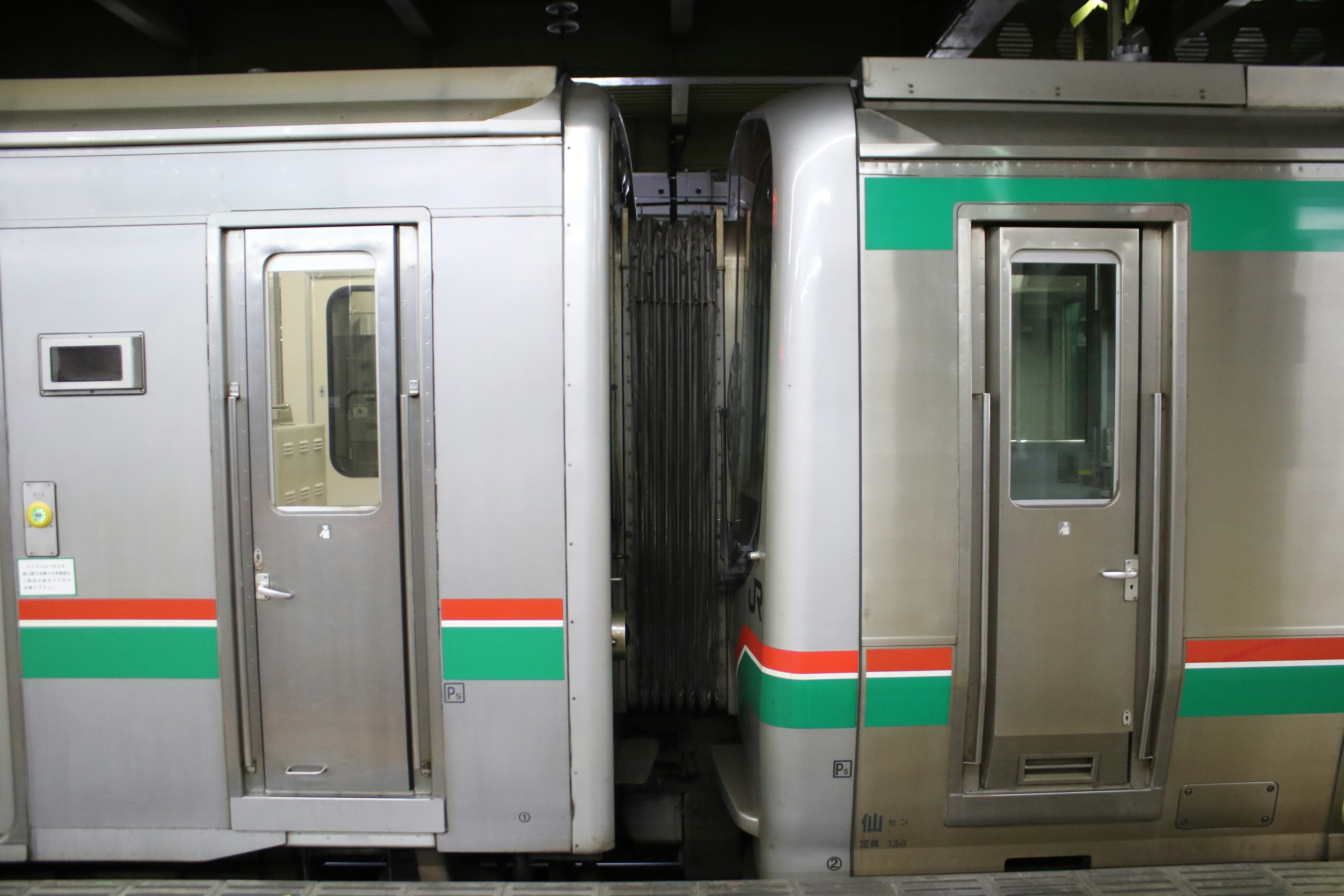 Deux voitures de train connectées à une station