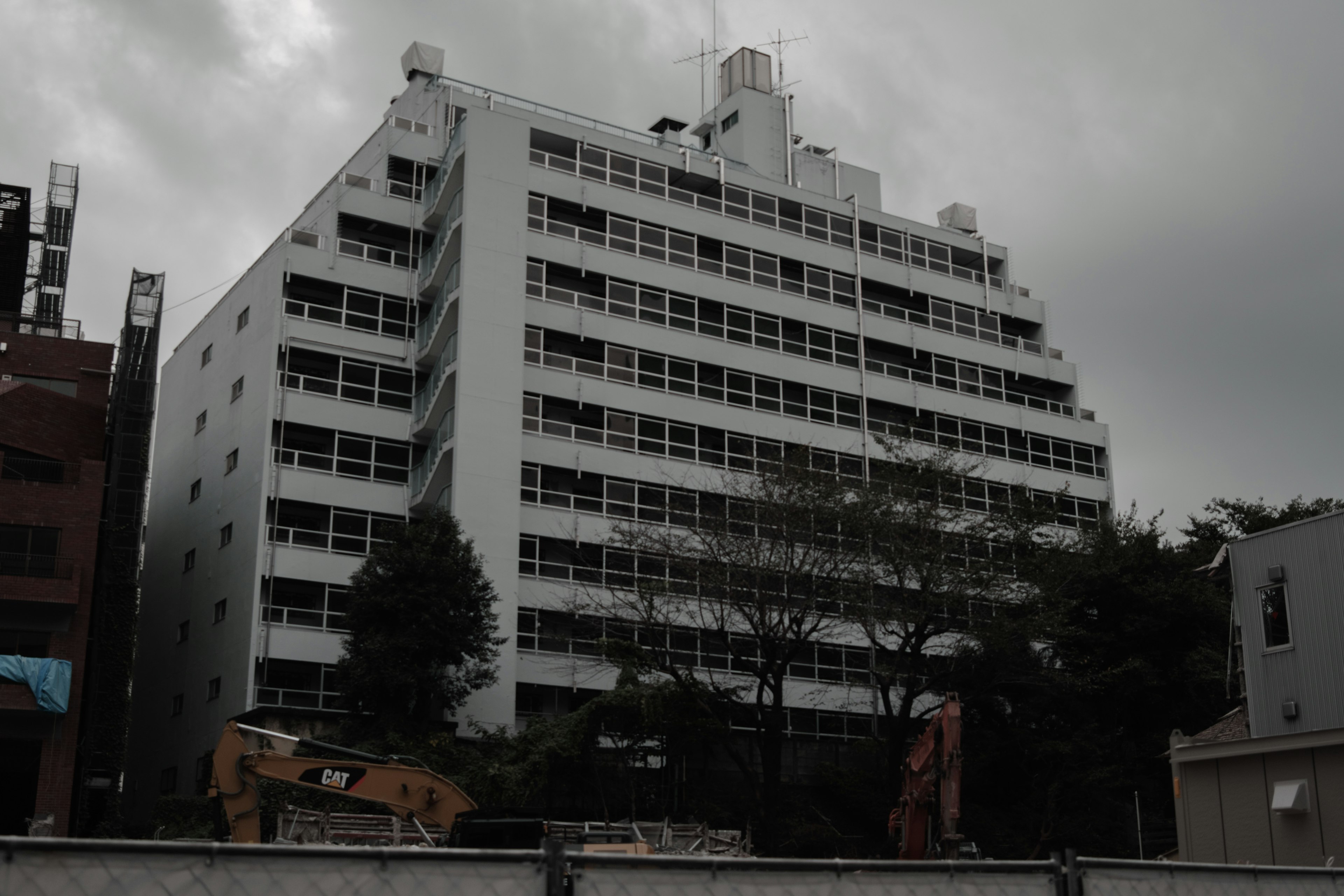 Exterior de un edificio blanco contra un cielo nublado