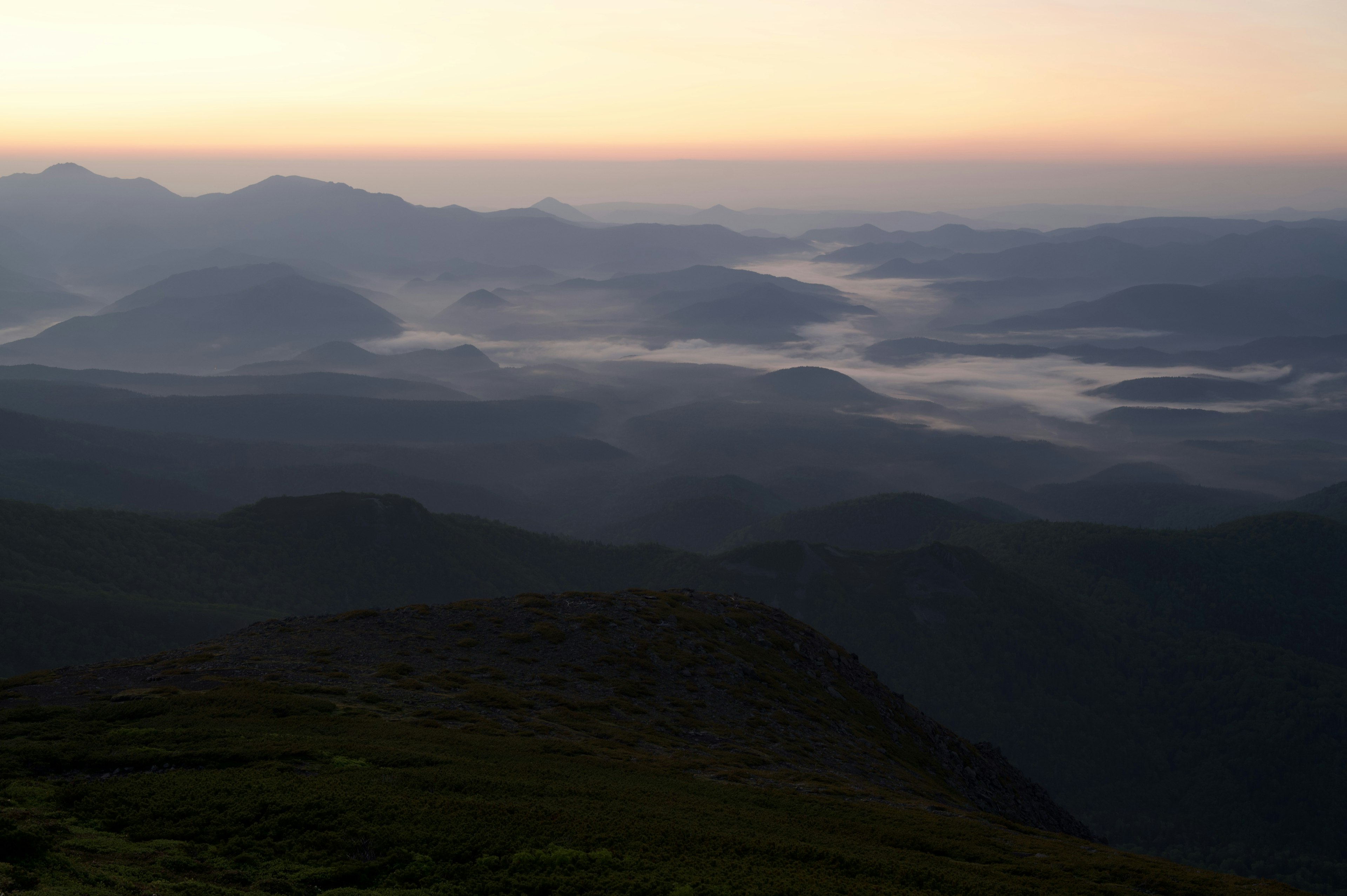 Ruhige Berglandschaft mit nebligen Tälern