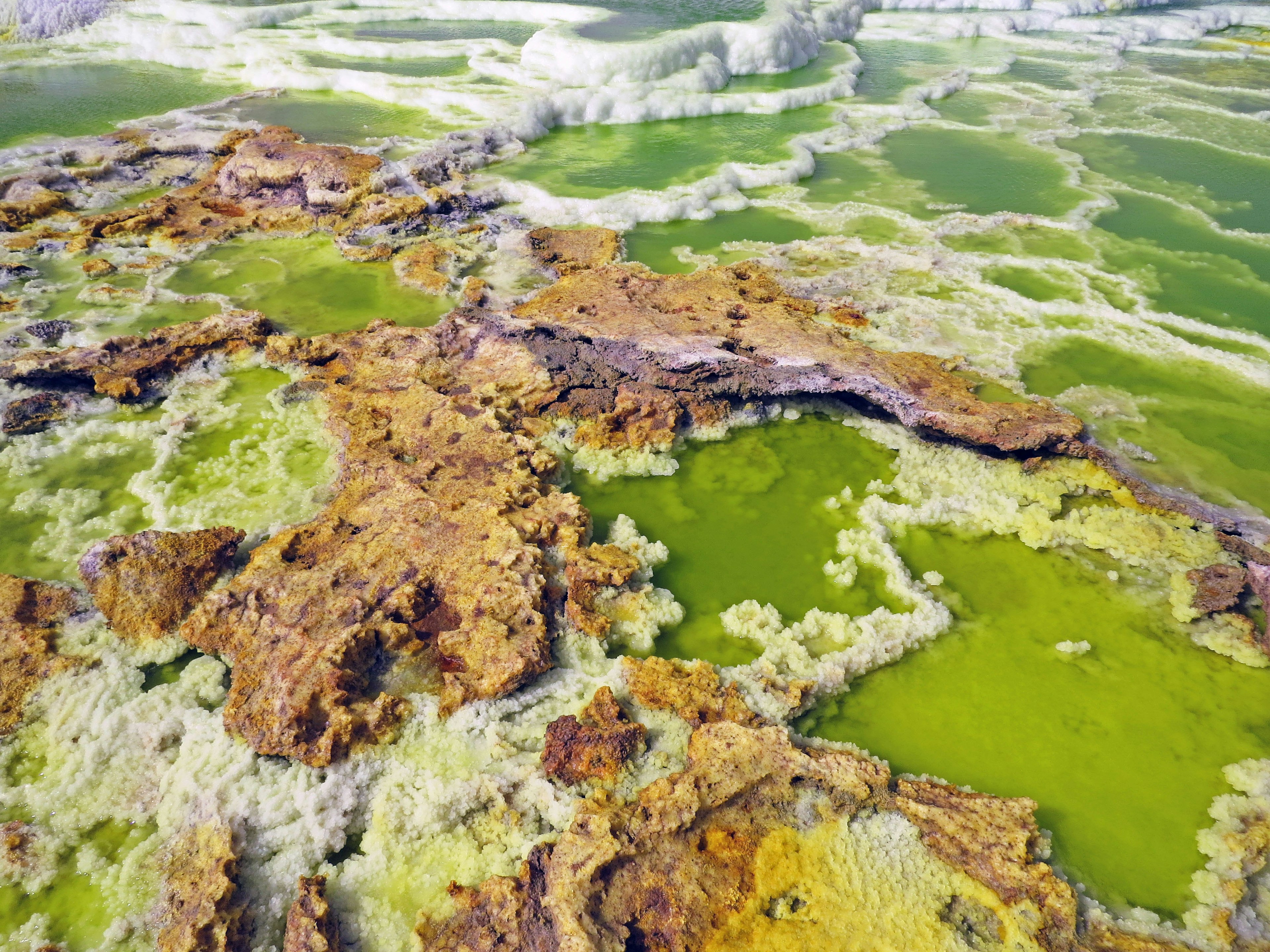 Bunte Mineralschichten, die eine einzigartige Naturlandschaft bilden