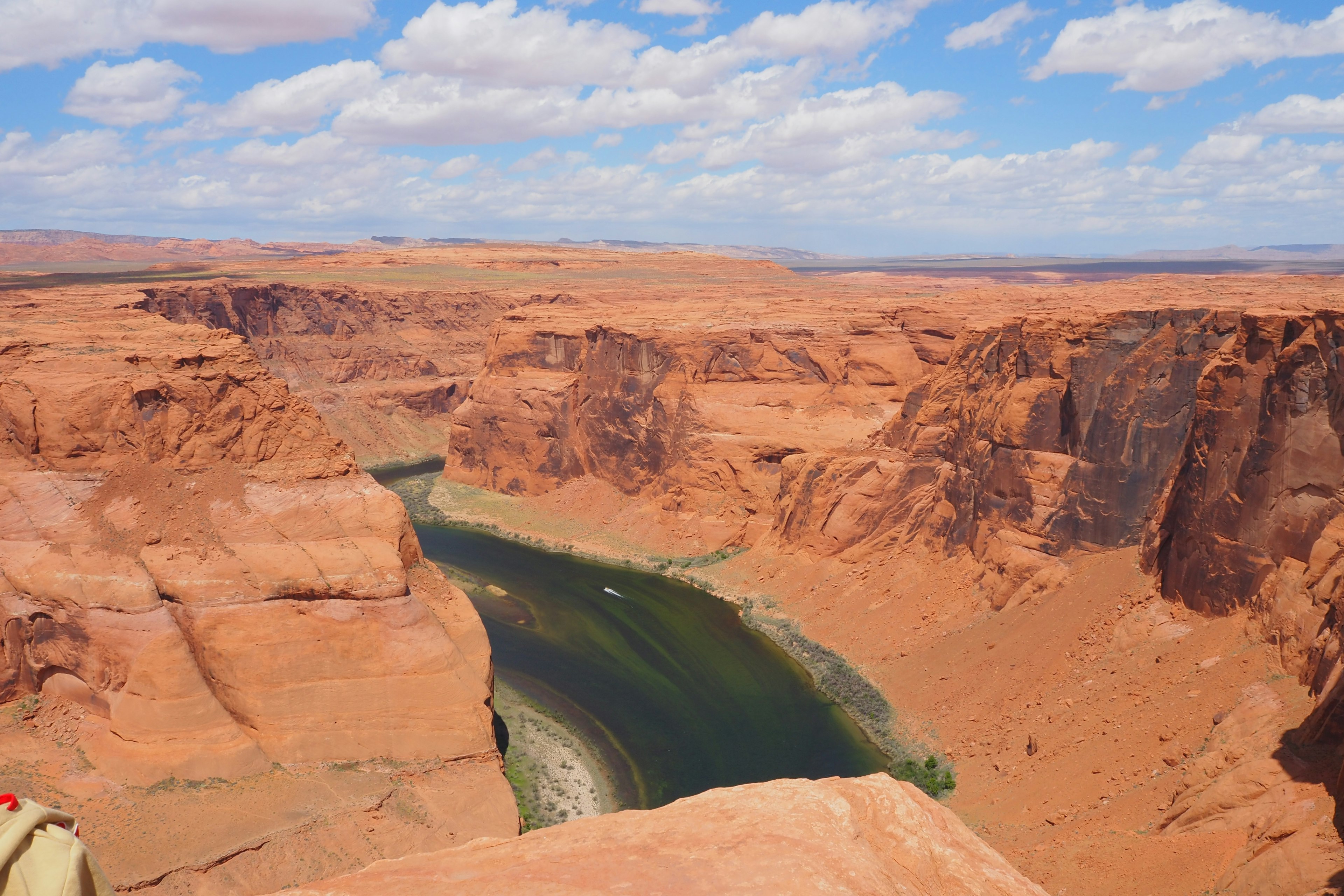 Atemberaubende Aussicht auf Horseshoe Bend mit roten Felsformationen und einem grünen Fluss