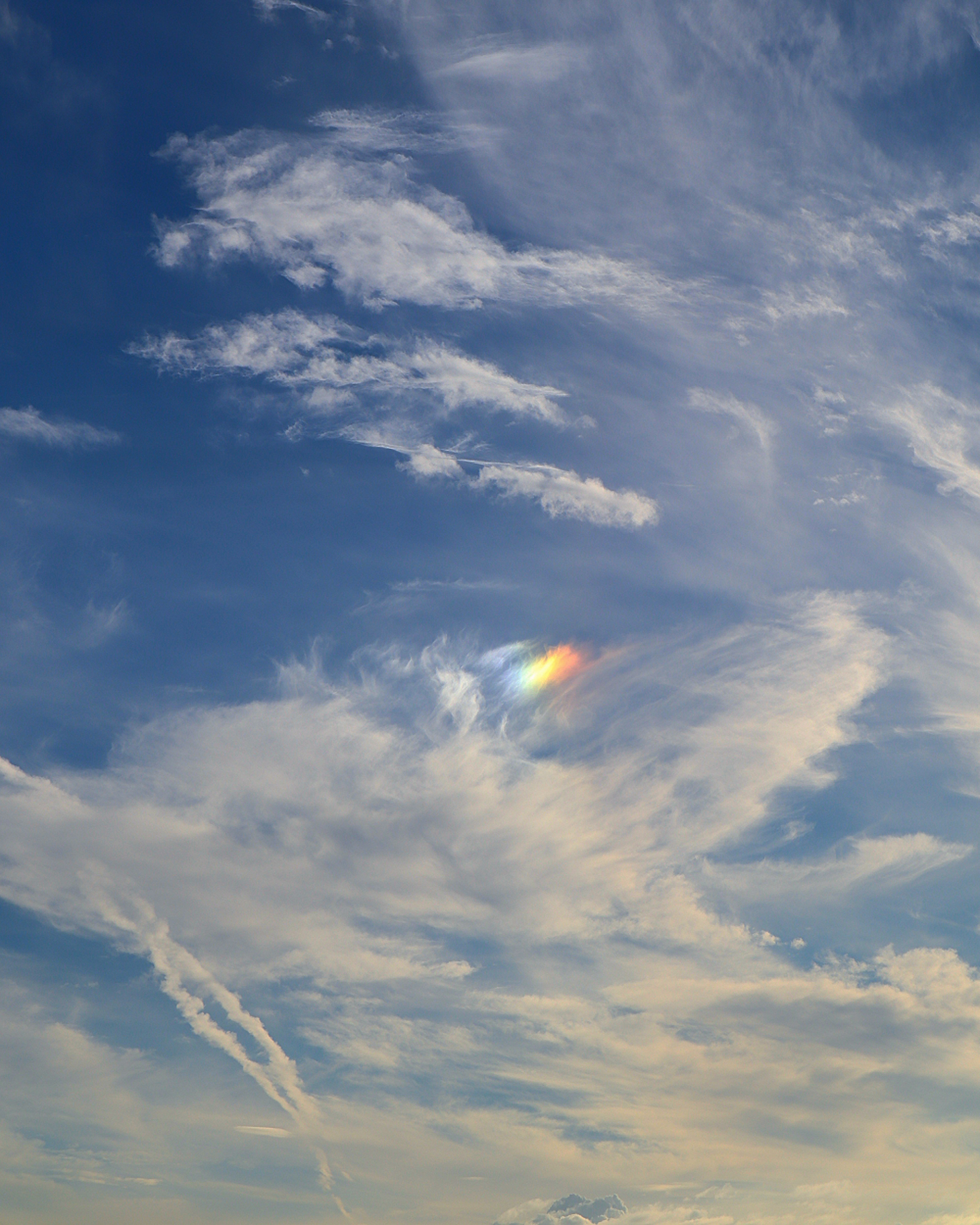 Schöne Szene von Wolken und Regenbogenlicht im blauen Himmel