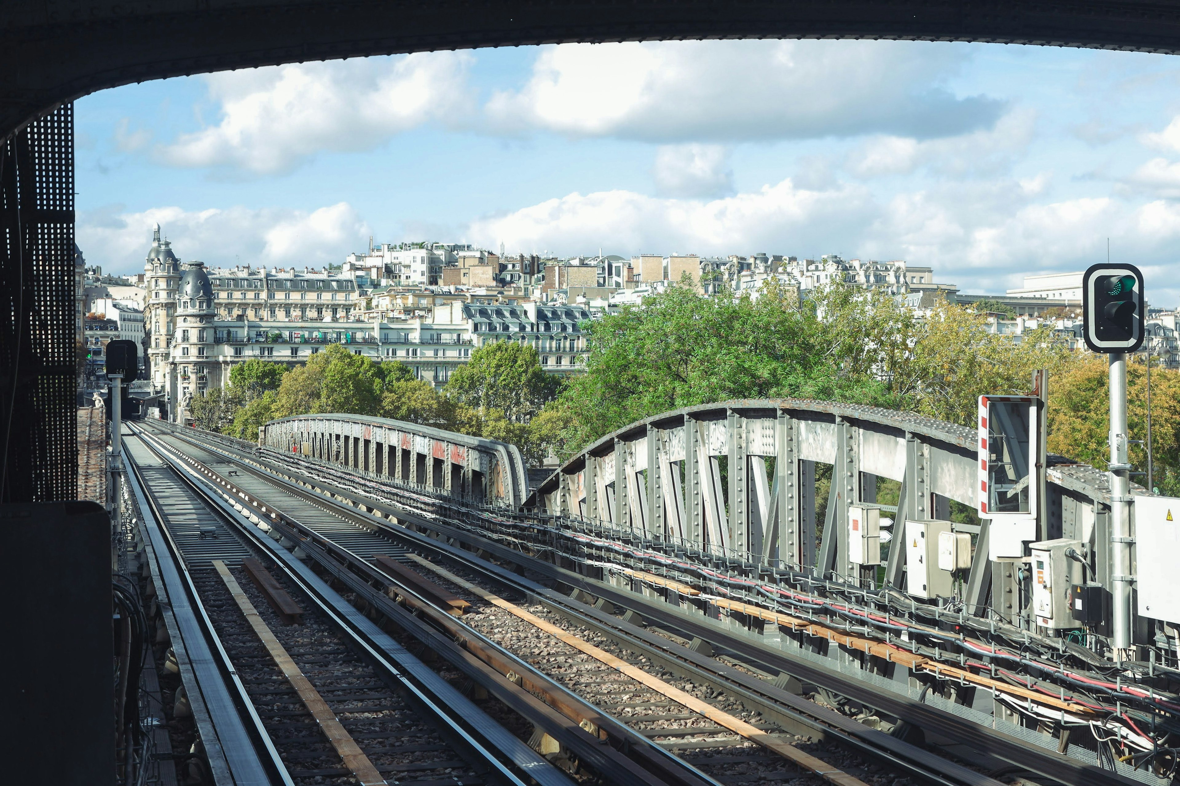 Vista de las vías del tren de París y paisaje verde