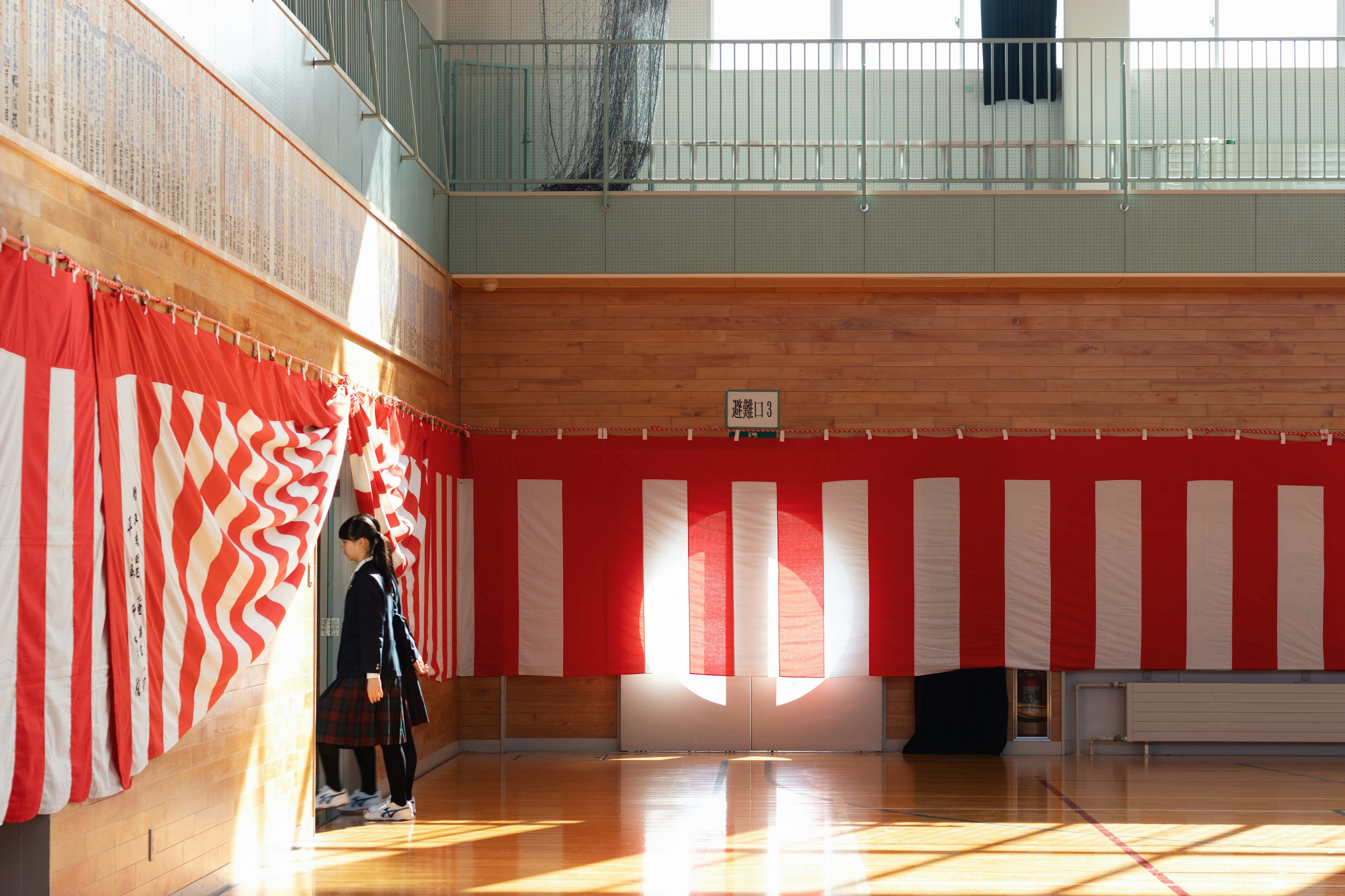 Gimnasio brillante con cortinas rojas y blancas