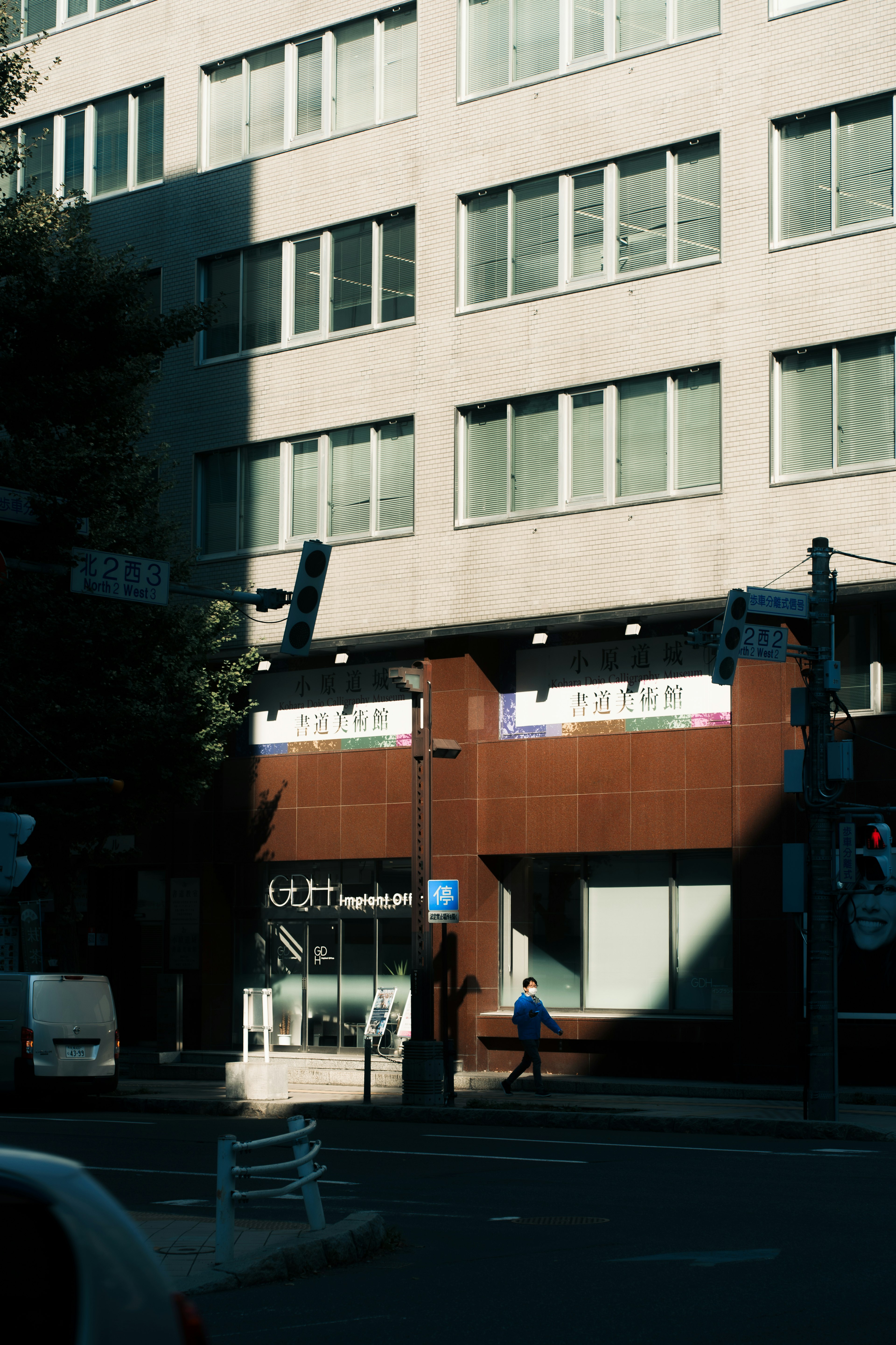 Zeitgenössisches Gebäude mit Schatten in einer städtischen Umgebung