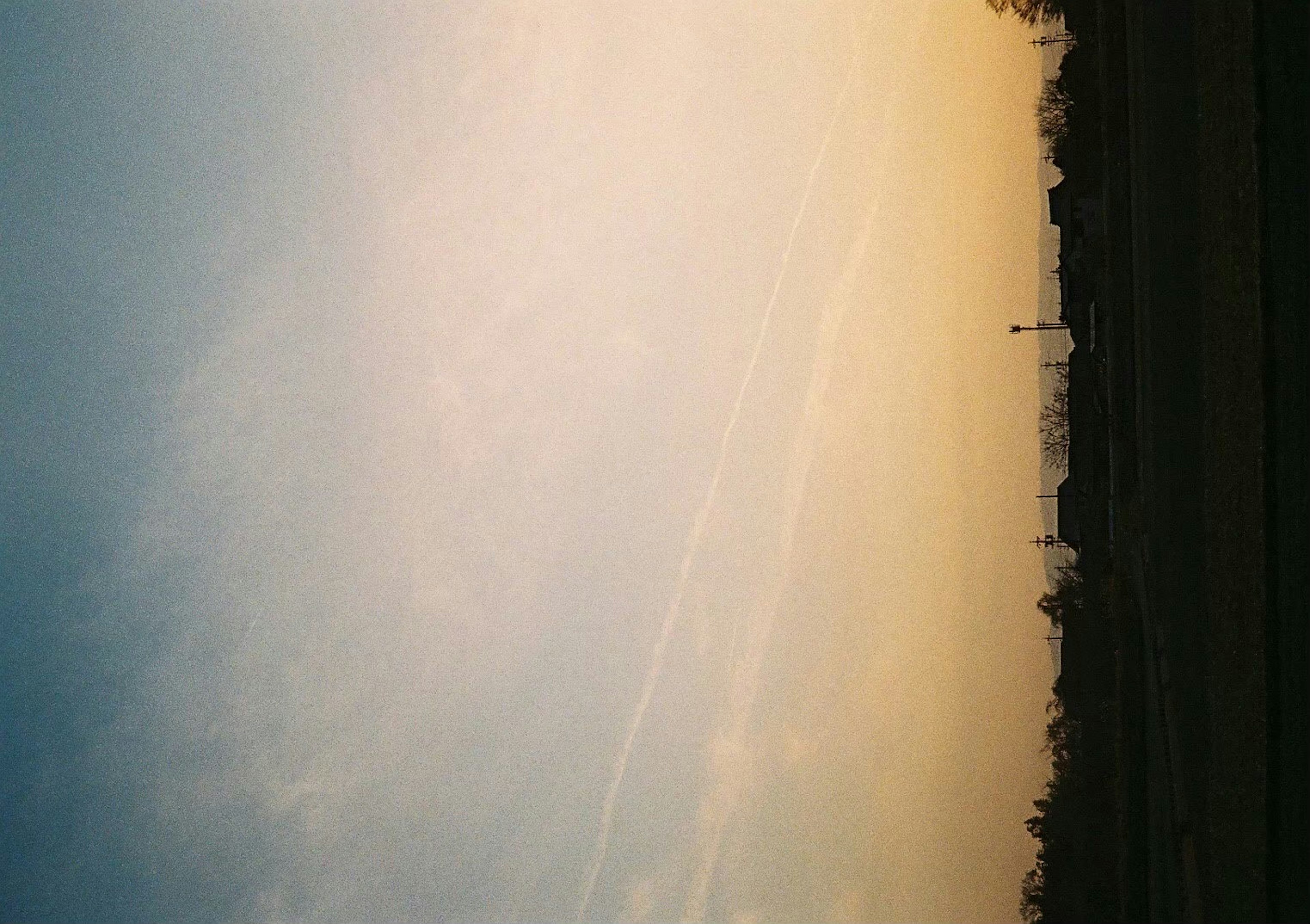 平靜的日落天空與柔和的雲和地平線