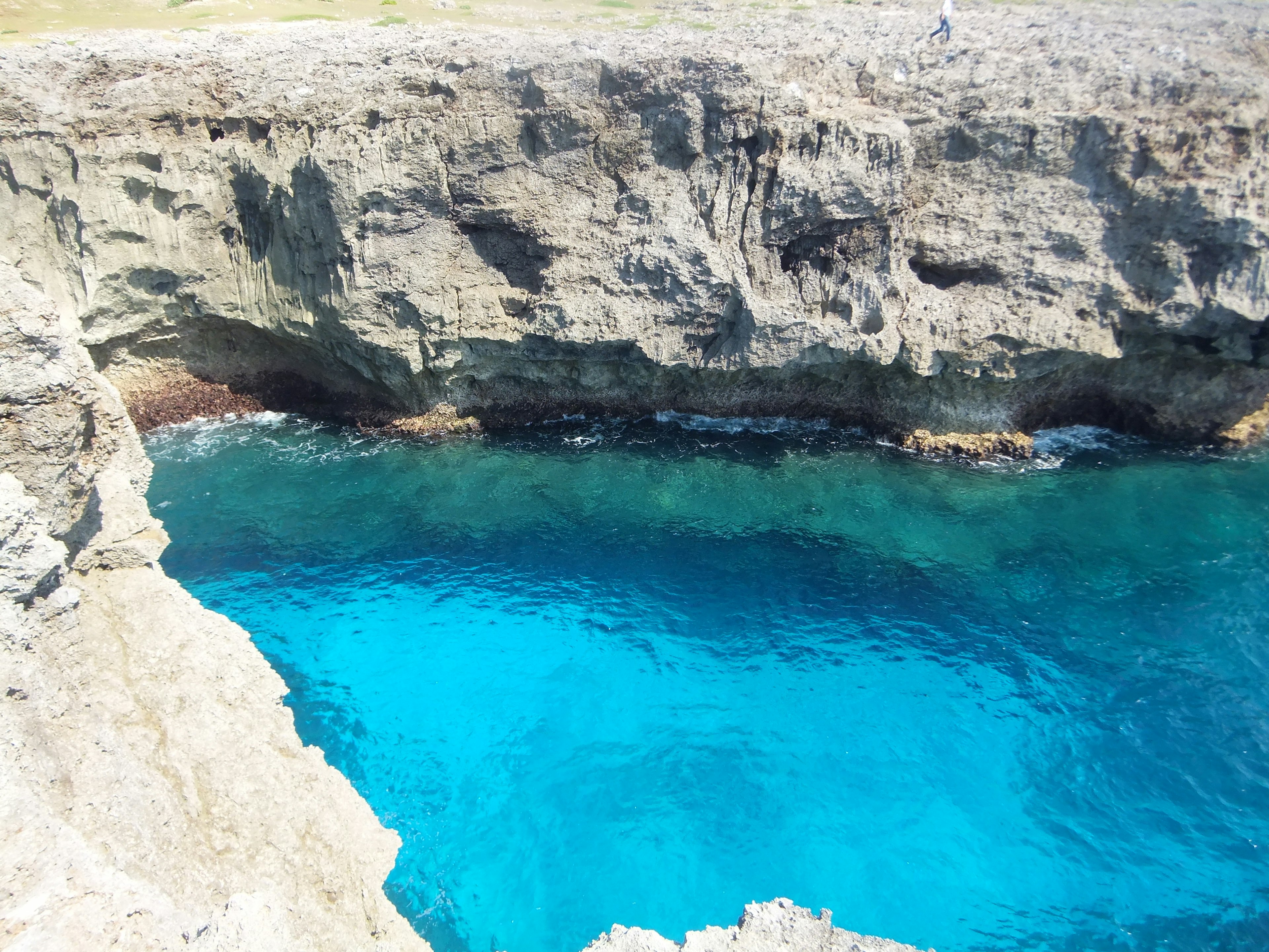 Eau bleue vibrante entourée de falaises rocheuses