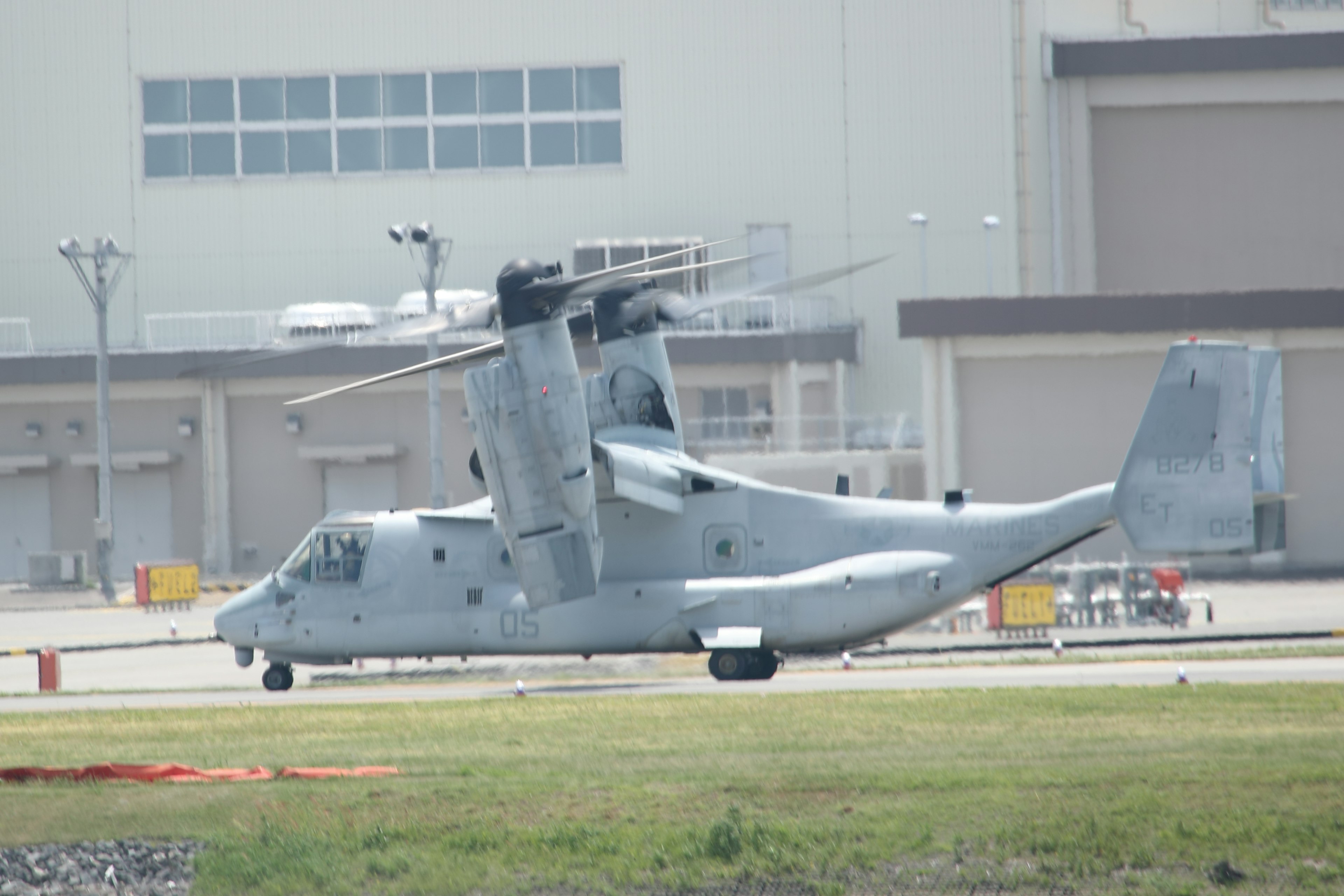 Avión Osprey militar estacionado en la pista