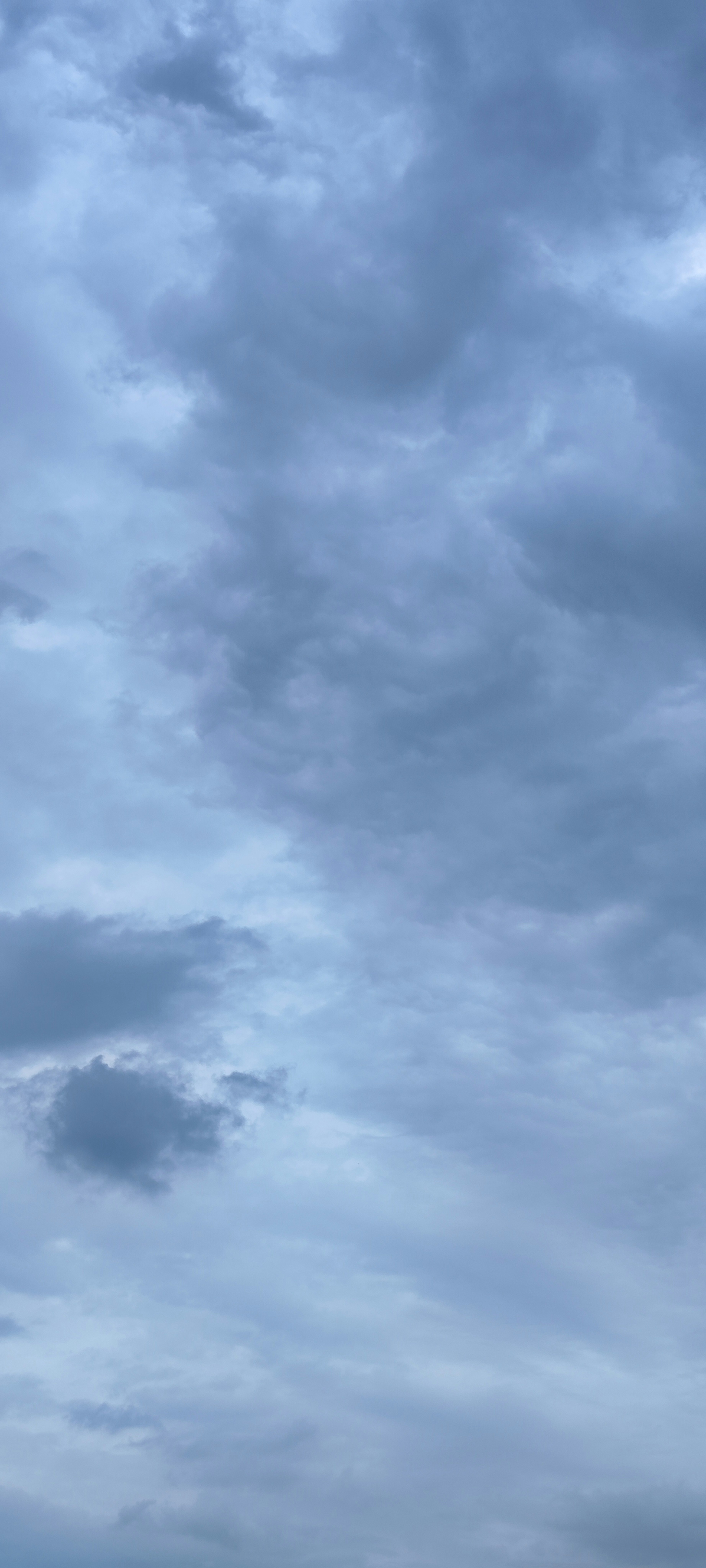 Cielo nuvoloso con varie sfumature di blu