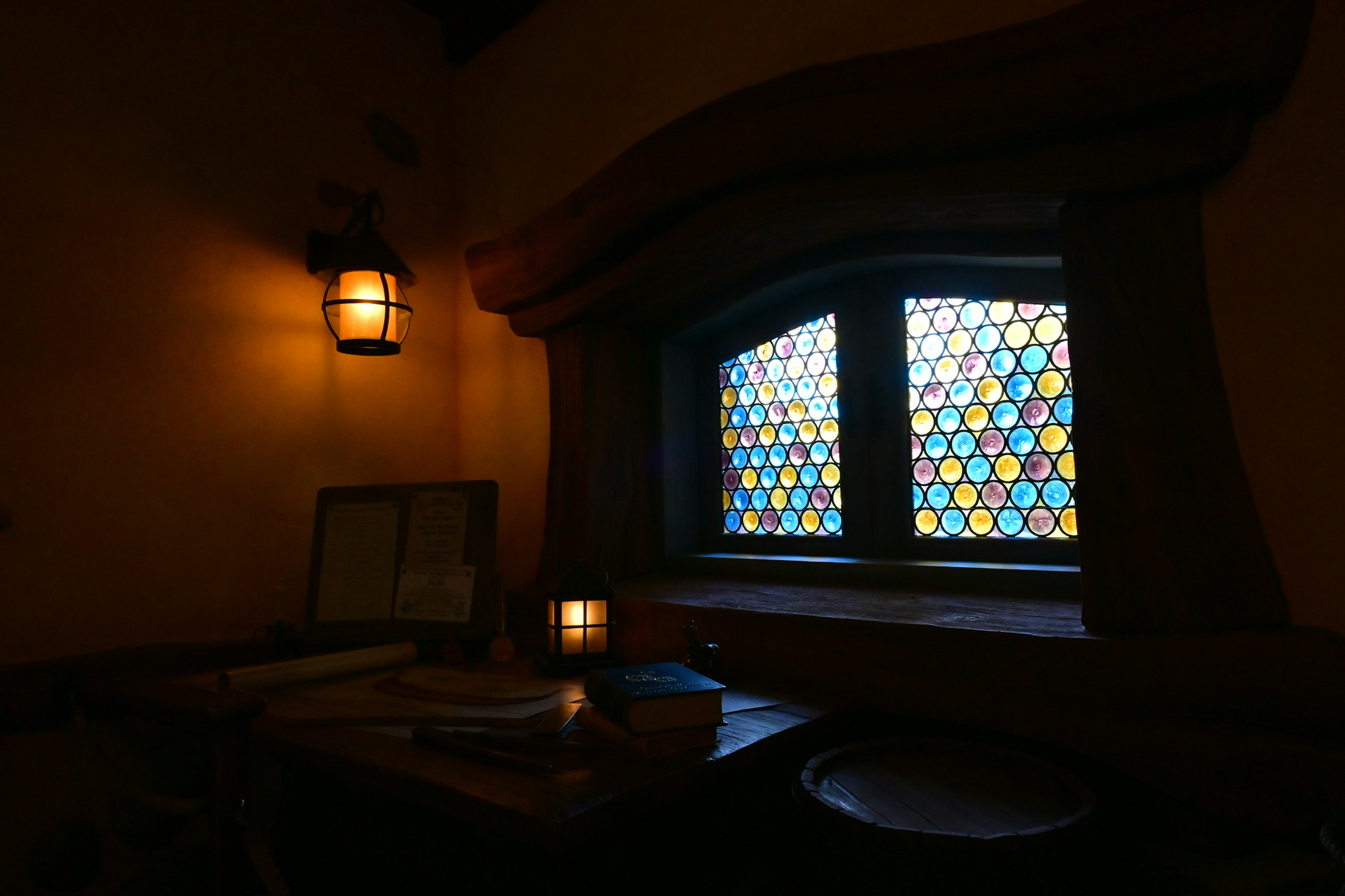 Habitación acogedora con ventana de vidrio de colores y luz cálida