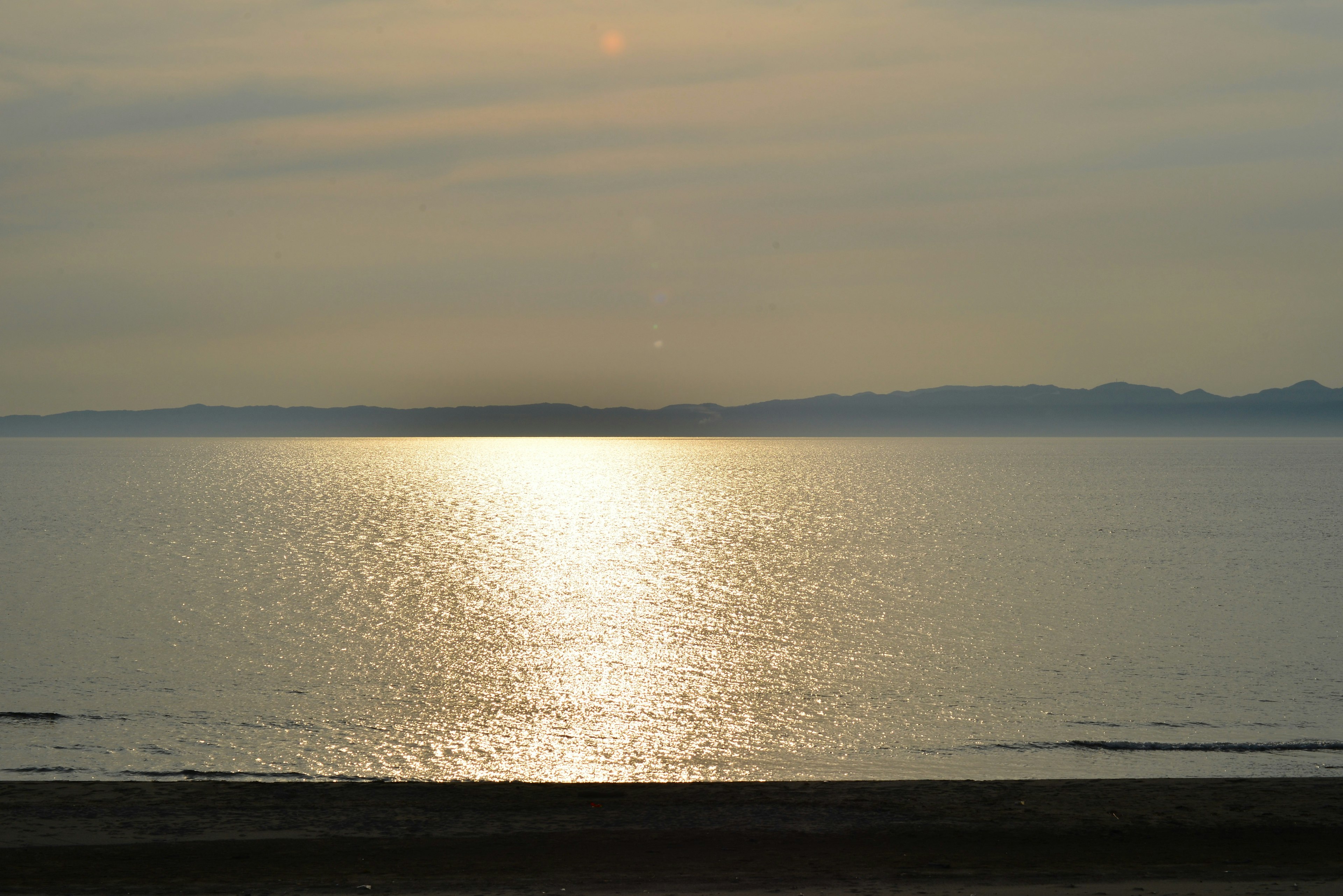 Vista del mar tranquilo con un suave reflejo del cielo