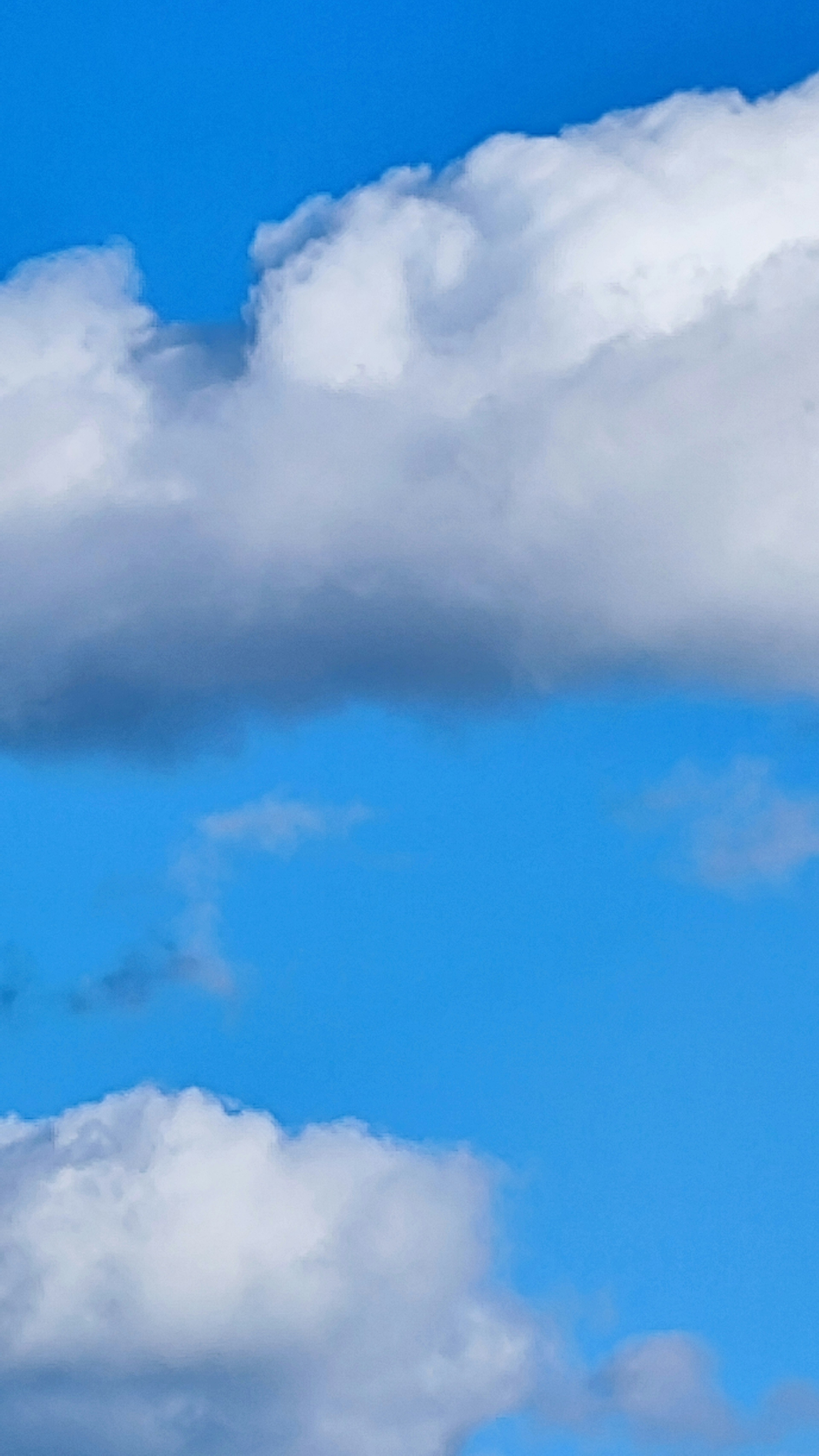 Un paysage de nuages blancs flottant dans un ciel bleu